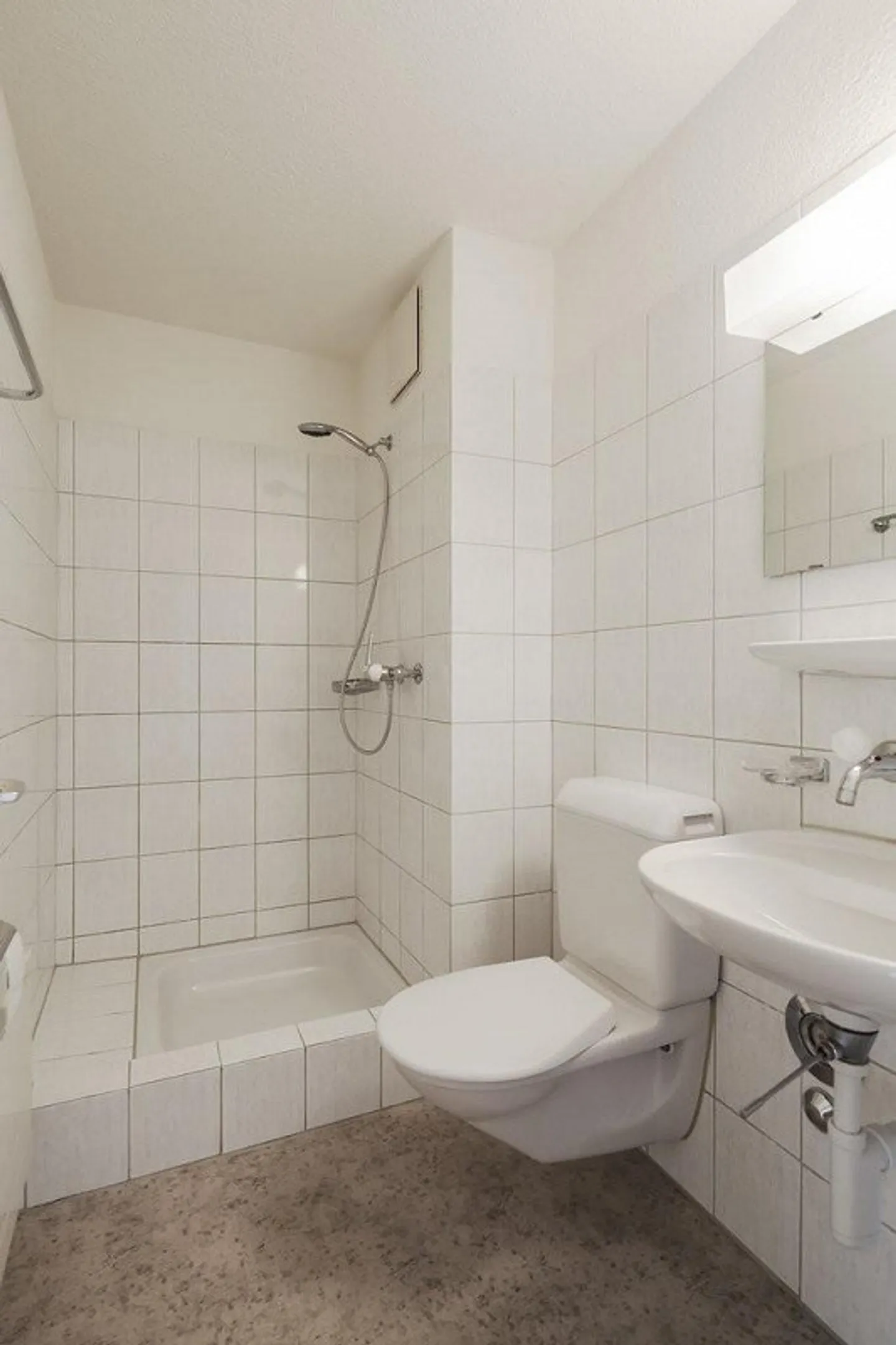 AFFITTO SENZA CAUZIONE - Appartamento familiare con balcone soleggiato - Foto 5 di 9