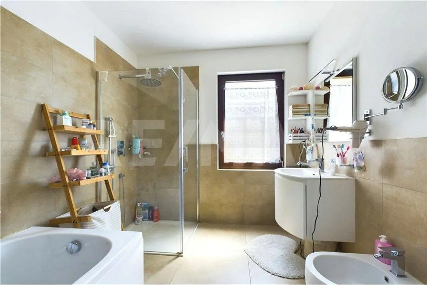 Ampio appartamento con 4 camere in una residenza con cortile e giardino - Foto 5 di 10
