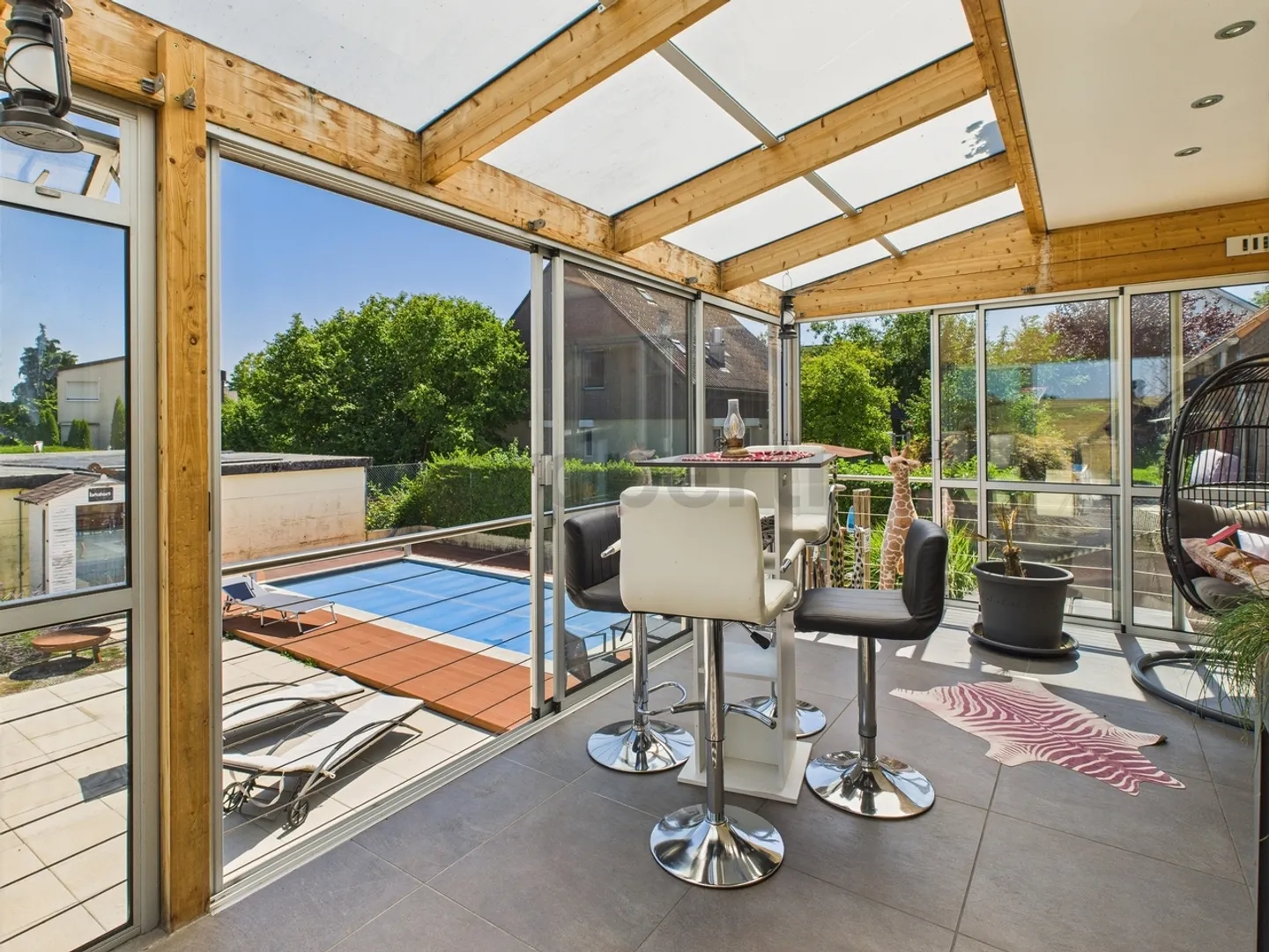 4.5-room ground floor apartment with winter garden, garden paradise and pool in Uettligen - Photo 8 of 10