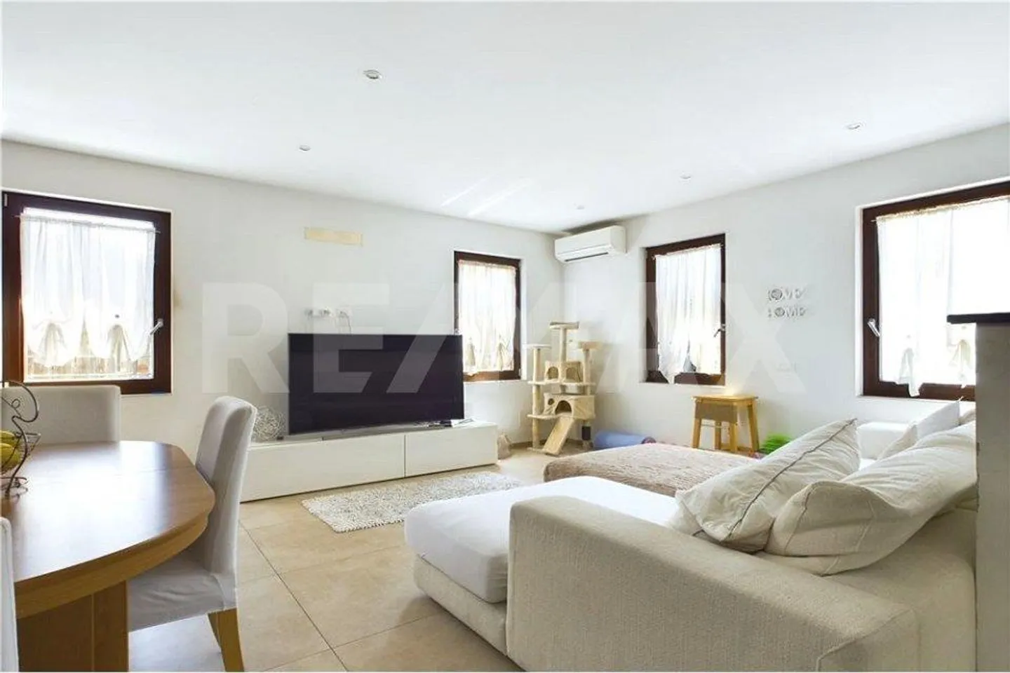 Ampio appartamento con 4 camere in una residenza con cortile e giardino - Foto 3 di 10