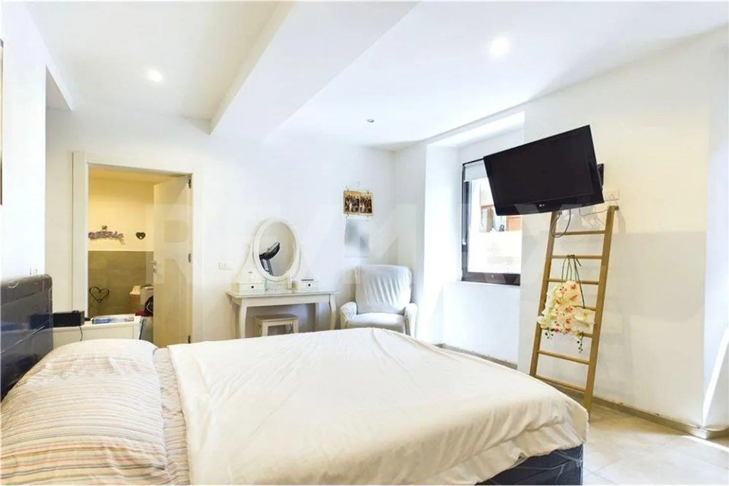 Ampio appartamento con 4 camere in una residenza con cortile e giardino - Foto 6 di 10