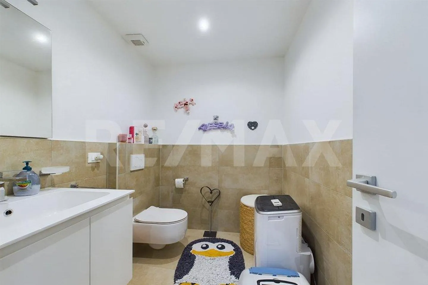 Ampio appartamento con 4 camere in una residenza con cortile e giardino - Foto 7 di 10