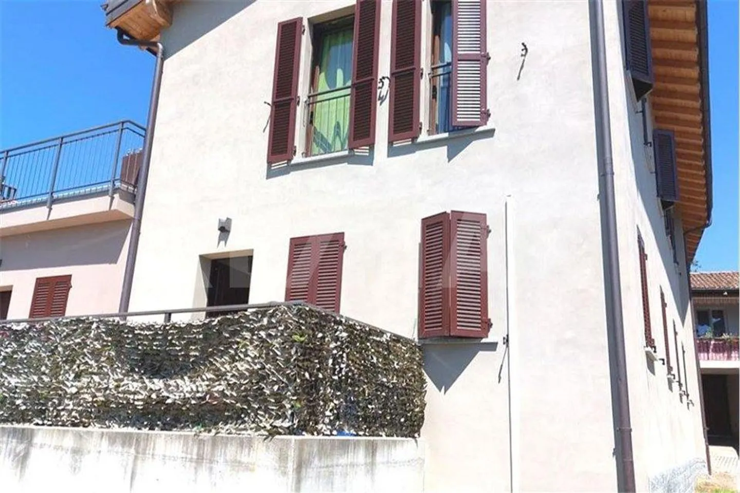 Ampio appartamento con 4 camere in una residenza con cortile e giardino - Foto 9 di 10