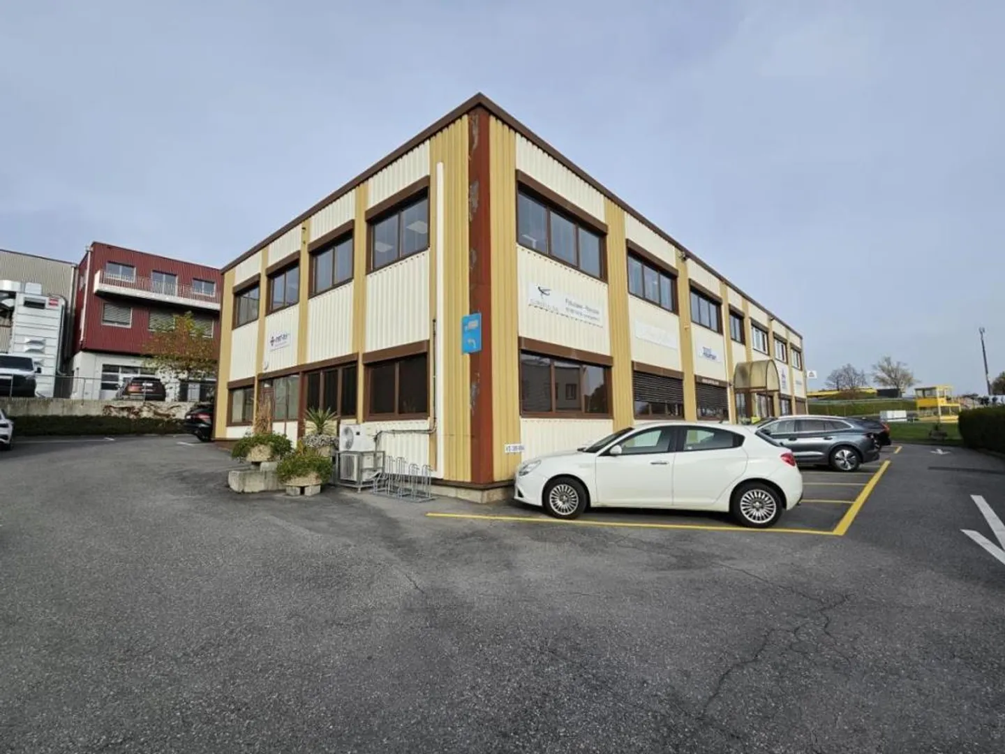 380 m2 répartis en 4 locaux commerciaux - Photo 1 sur 1