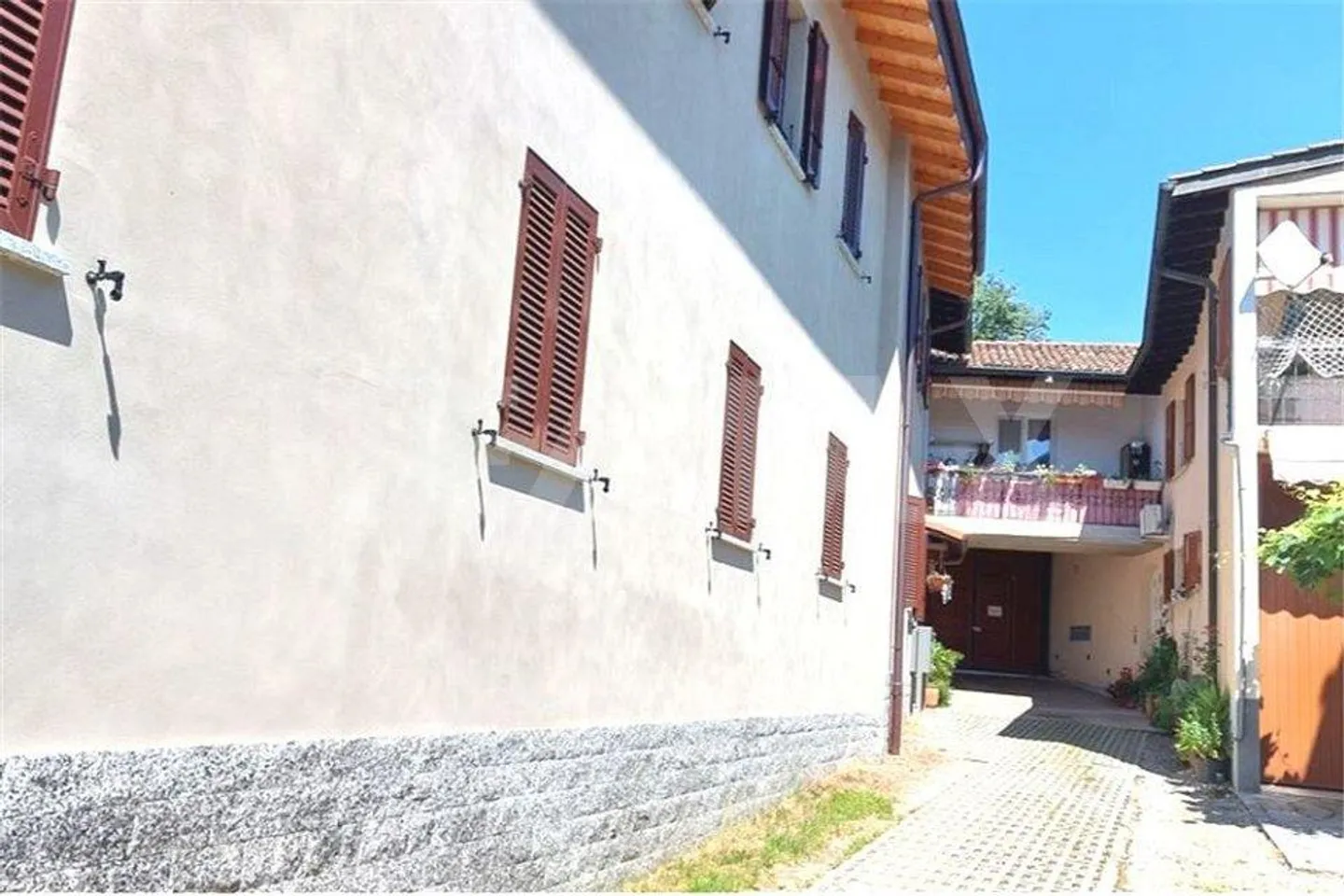 Ampio appartamento con 4 camere in una residenza con cortile e giardino - Foto 8 di 10