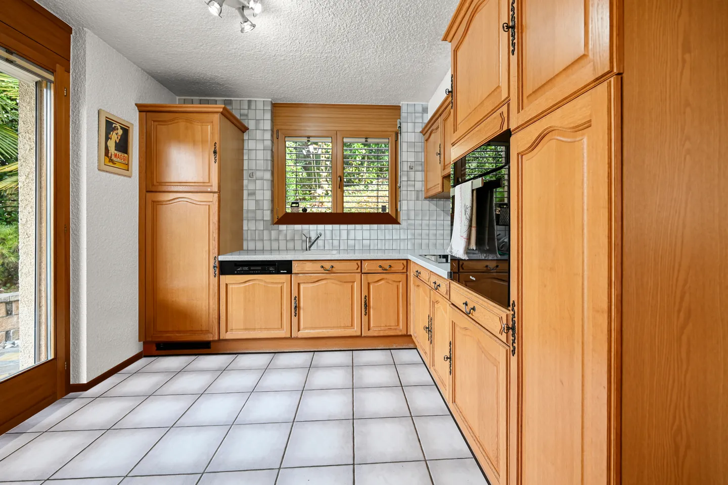 BRENT - VILLA SINGOLA CON 6.5 CAMERE E BELLA VISTA SUL LAGO E SULLA PISCINA - Foto 8 di 13