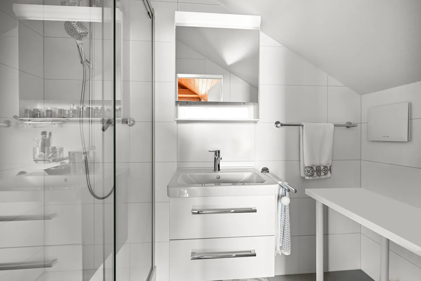 BRENT - VILLA SINGOLA CON 6.5 CAMERE E BELLA VISTA SUL LAGO E SULLA PISCINA - Foto 10 di 13