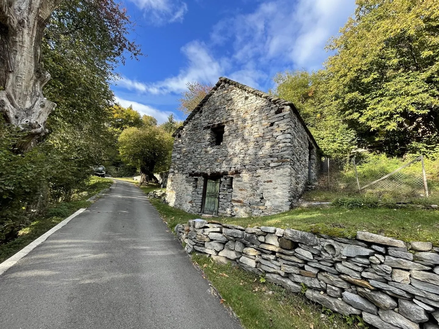 «Rustico di 2 locali da riattare con prato da sfalcio,  e bosco    /  Rustico zum Ausbauen mit  Wald und Wiese» - Foto 1 di 18
