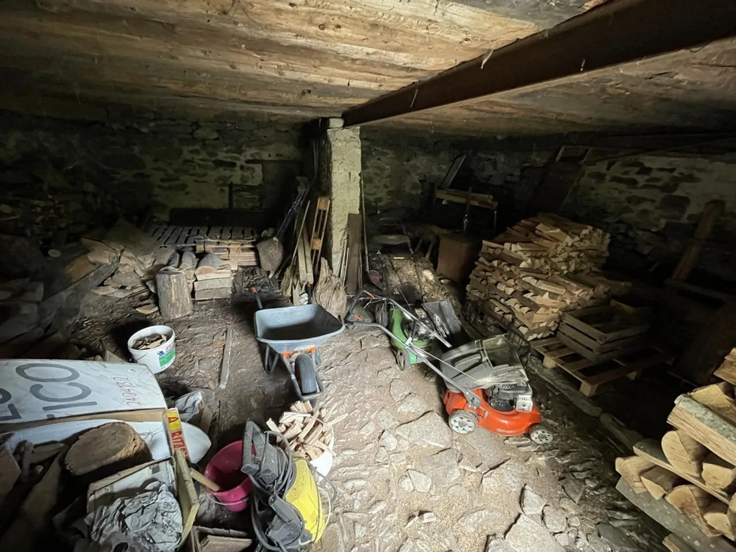 «Rustico di 2 locali da riattare con prato da sfalcio,  e bosco    /  Rustico zum Ausbauen mit  Wald und Wiese» - Foto 6 di 18