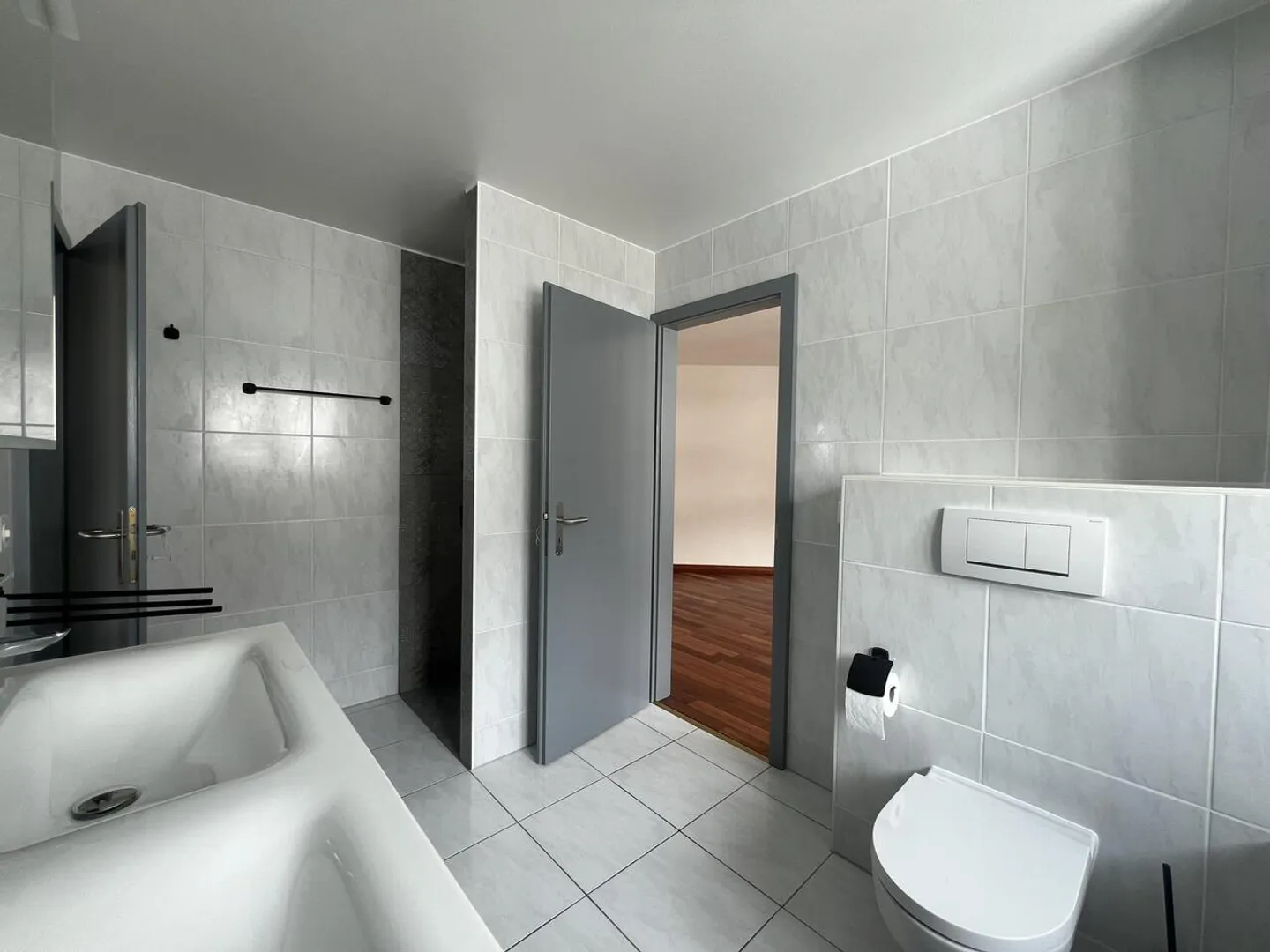 Magnificent 4.5-room renovated apartment for rent in Hauts-Geneveys - Photo 8 of 11