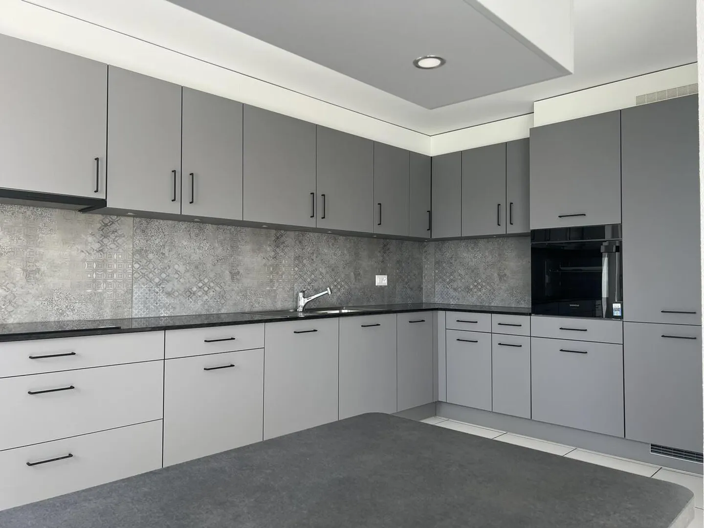 Magnificent 4.5-room renovated apartment for rent in Hauts-Geneveys - Photo 3 of 11