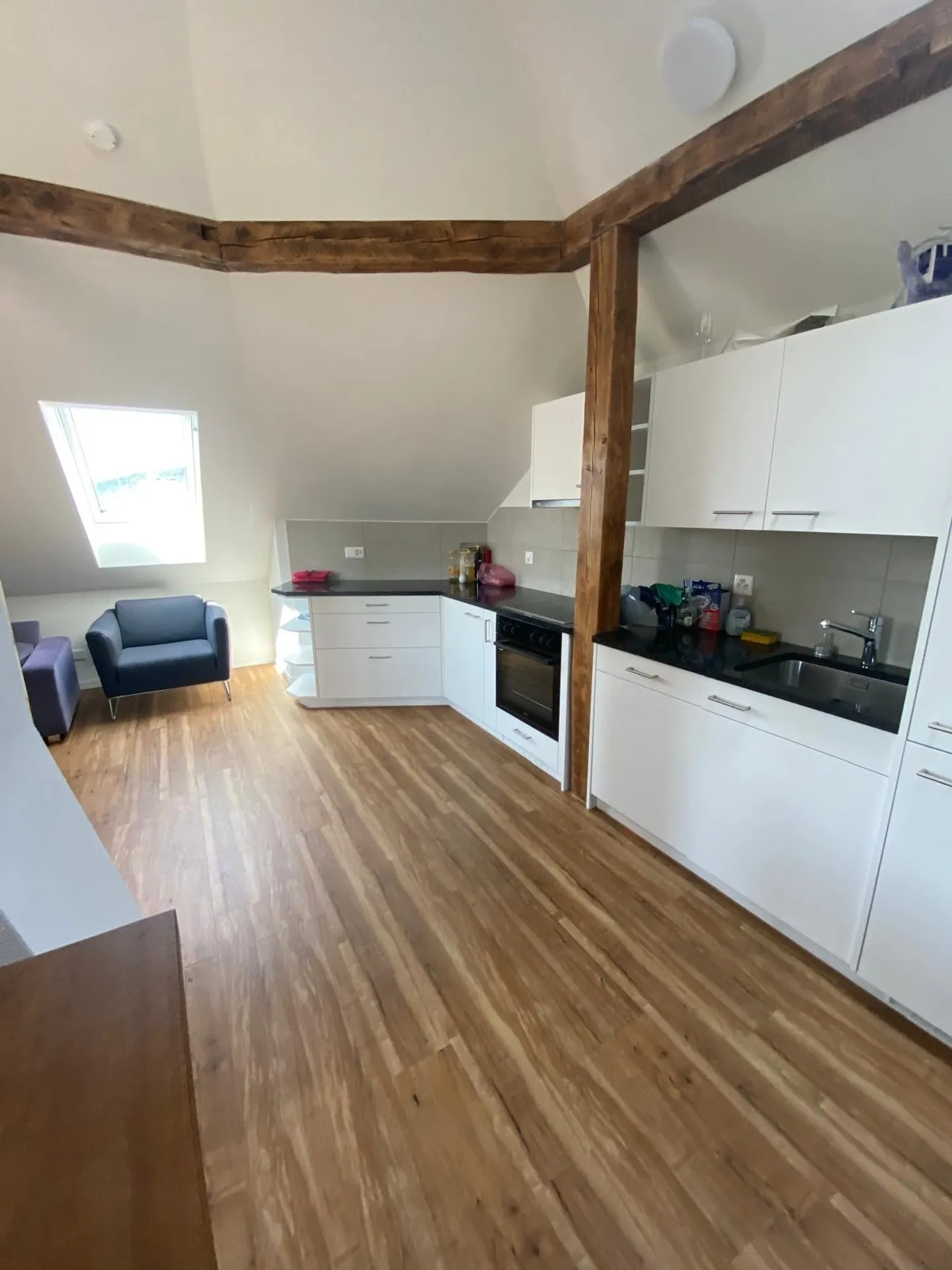 Spacious 4.5-room penthouse apartment, modern design and lots of charm - Photo 3 of 12