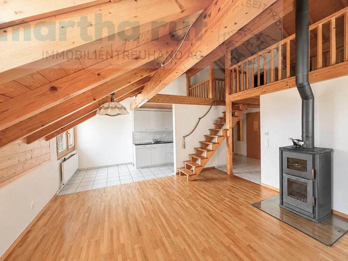 Gemütliche und charaktervolle 3.5- Zimmer Dachwohnung mit Galerie - Photo 3 sur 16