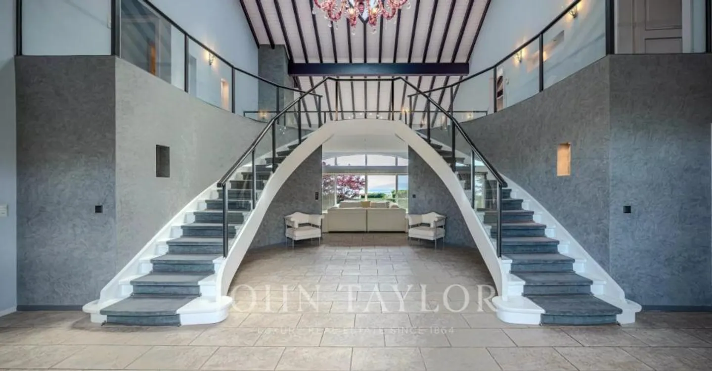 Stunning Villa with Lake Views - Photo 4 of 13