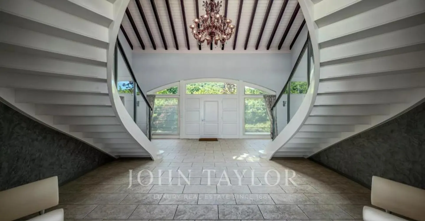Stunning Villa with Lake Views - Photo 5 of 13