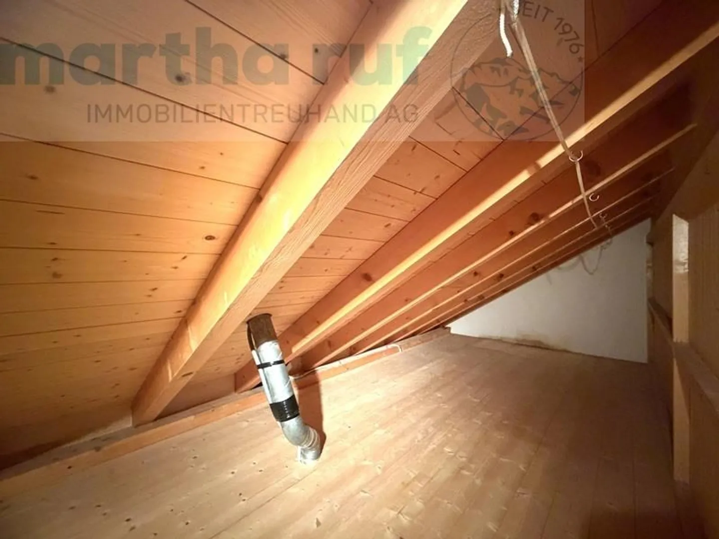 Gemütliche und charaktervolle 3.5- Zimmer Dachwohnung mit Galerie - Photo 13 sur 16