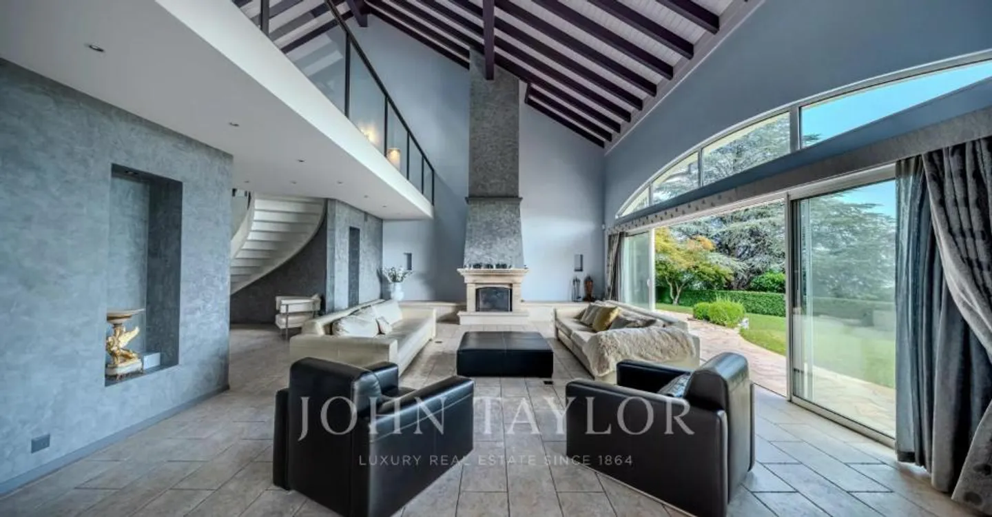 Stunning Villa with Lake Views - Photo 3 of 13