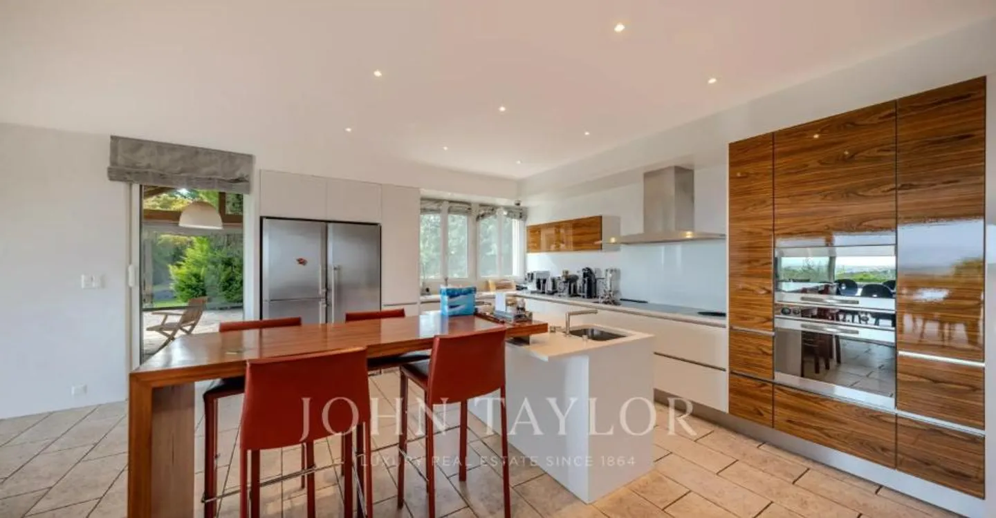 Stunning Villa with Lake Views - Photo 8 of 13