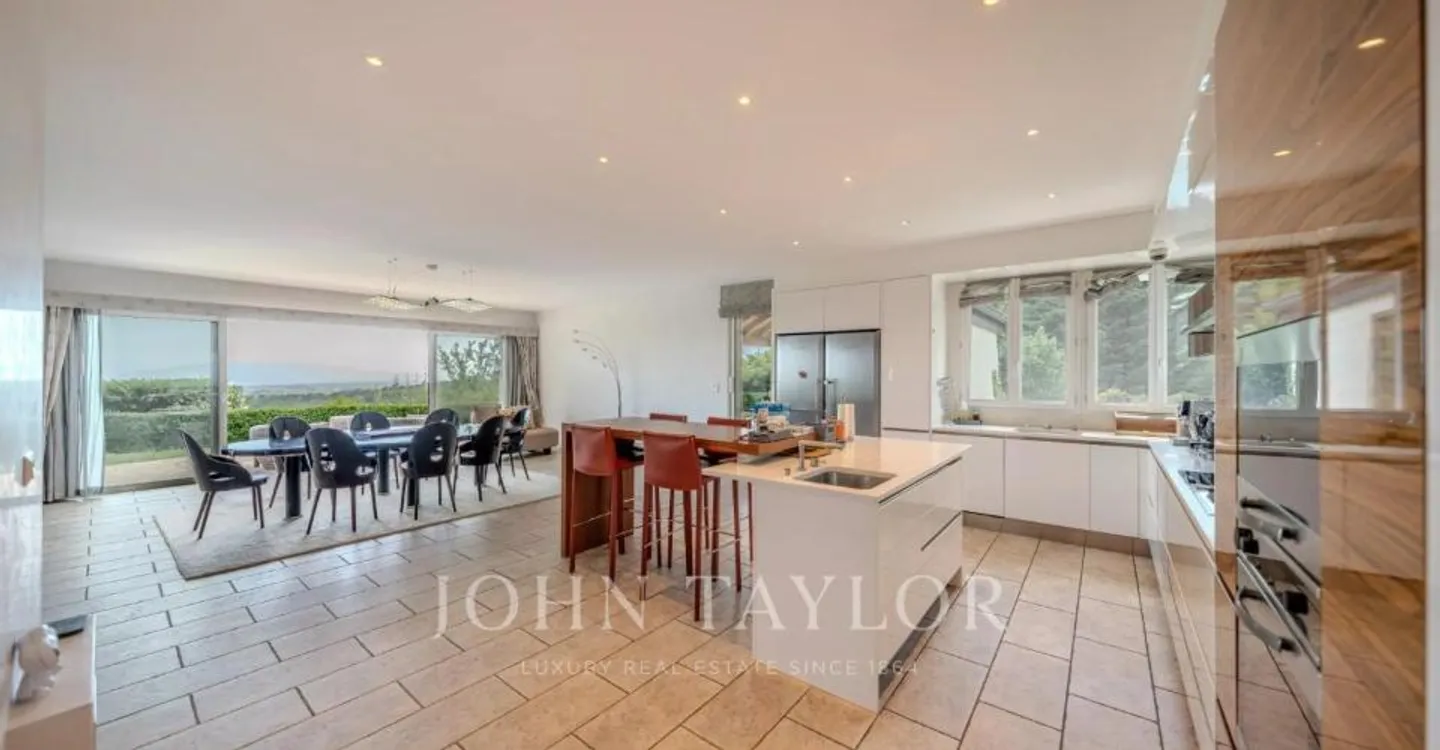 Stunning Villa with Lake Views - Photo 9 of 13