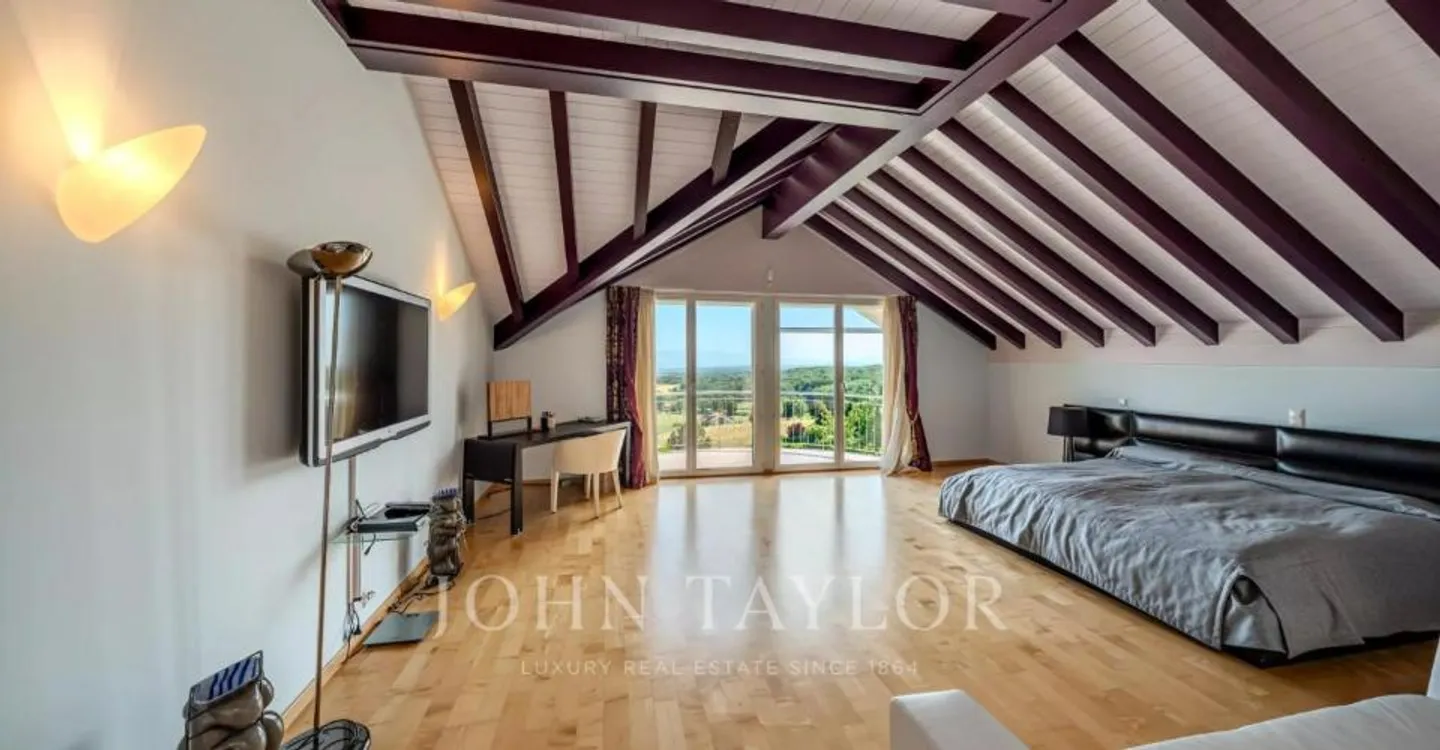 Stunning Villa with Lake Views - Photo 10 of 13