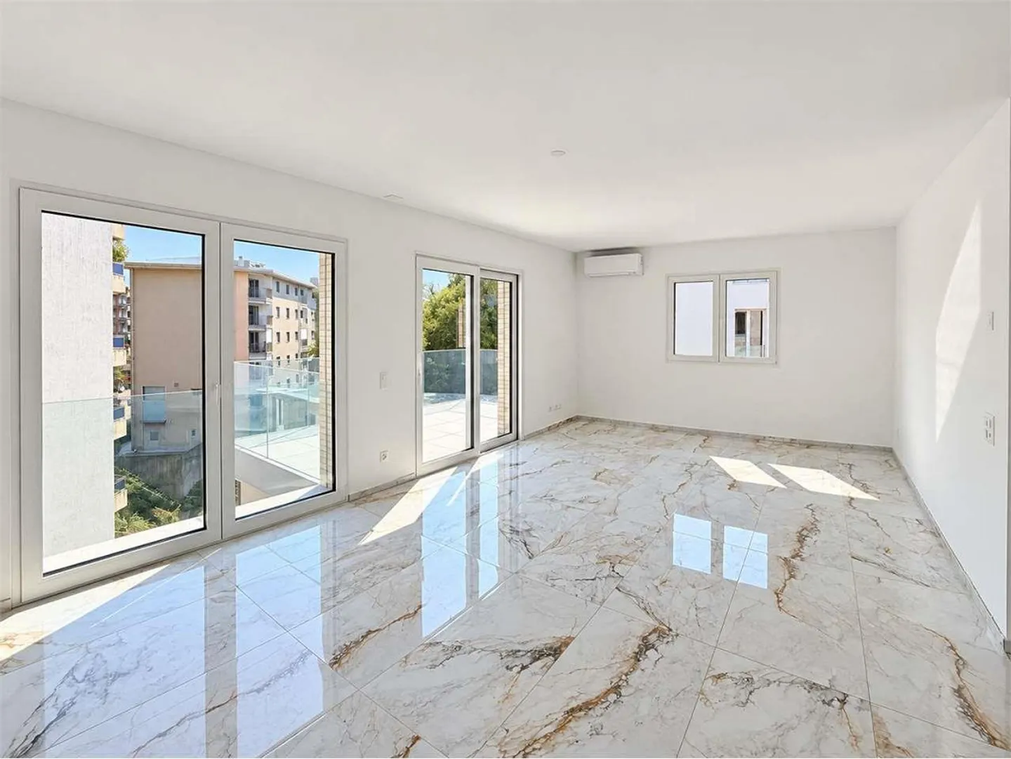 Appartement moderne de 3,5 pièces à louer dans un quartier résidentiel - Photo 1 sur 8