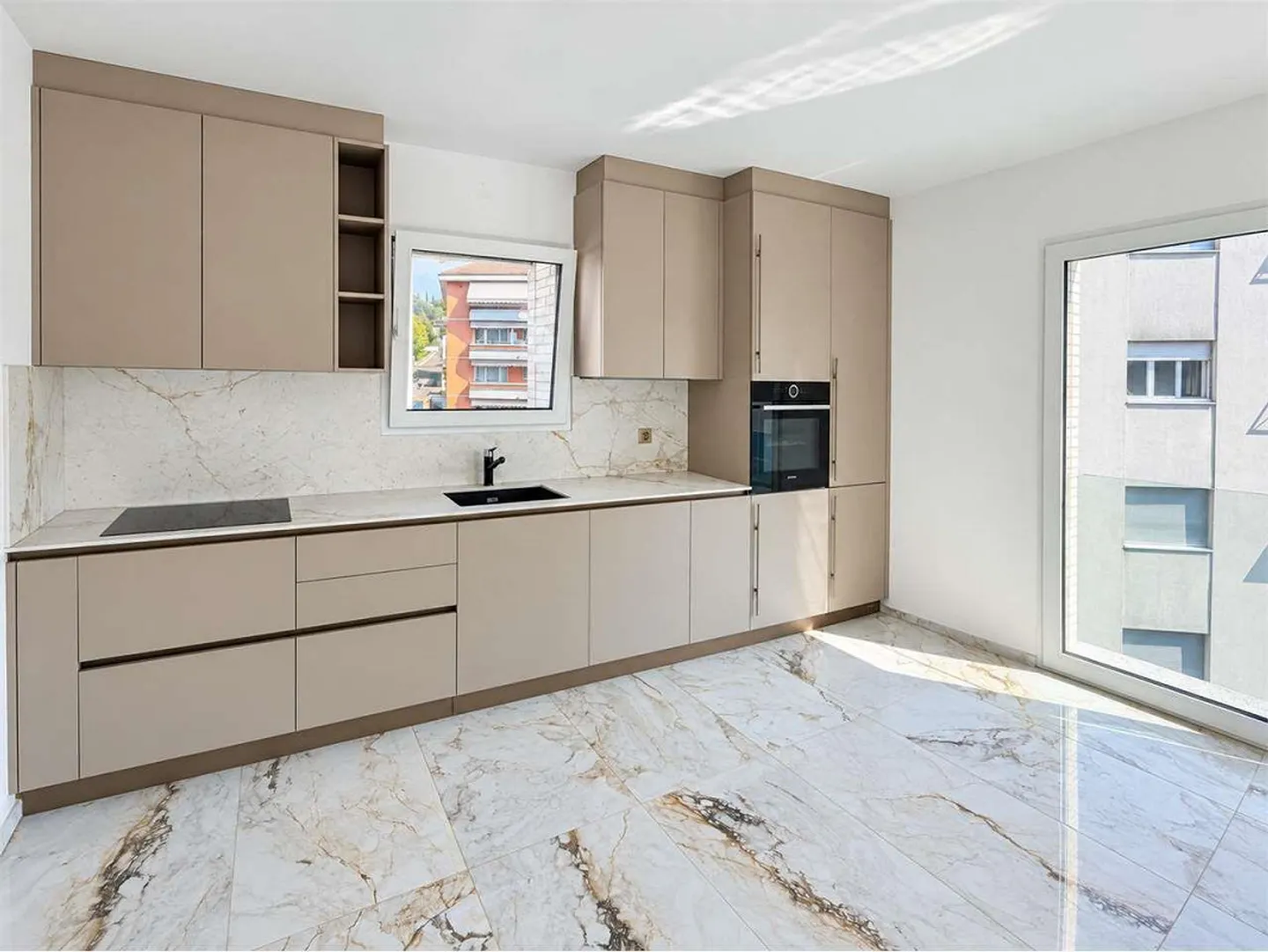 Appartement moderne de 3,5 pièces à louer dans un quartier résidentiel - Photo 2 sur 8