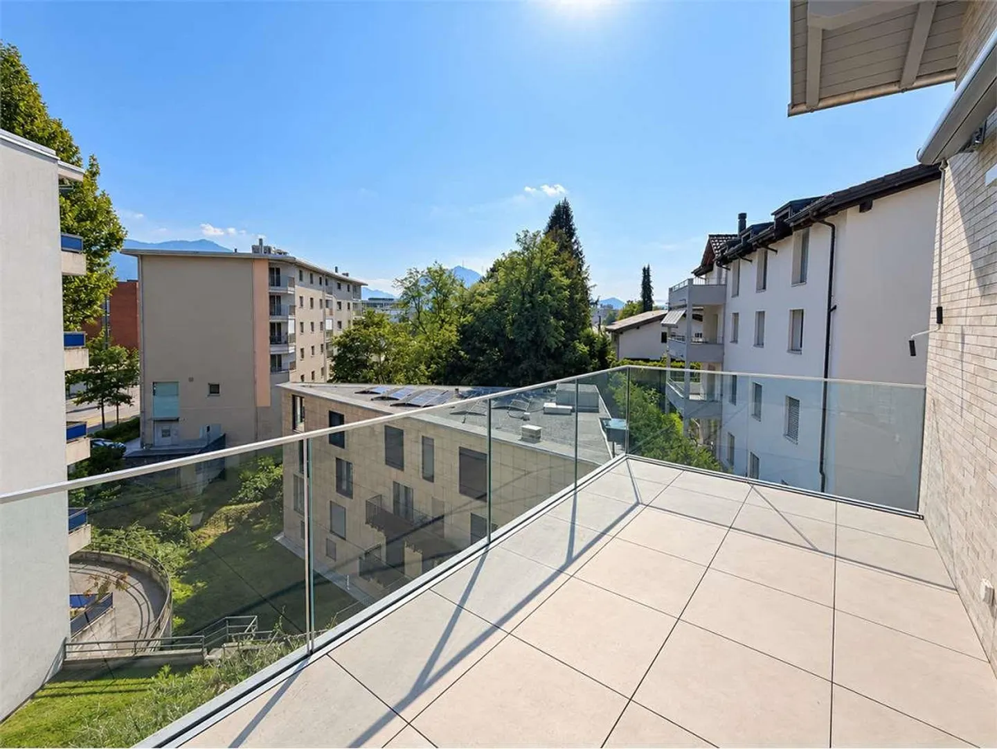 Appartement moderne de 3,5 pièces à louer dans un quartier résidentiel - Photo 3 sur 8