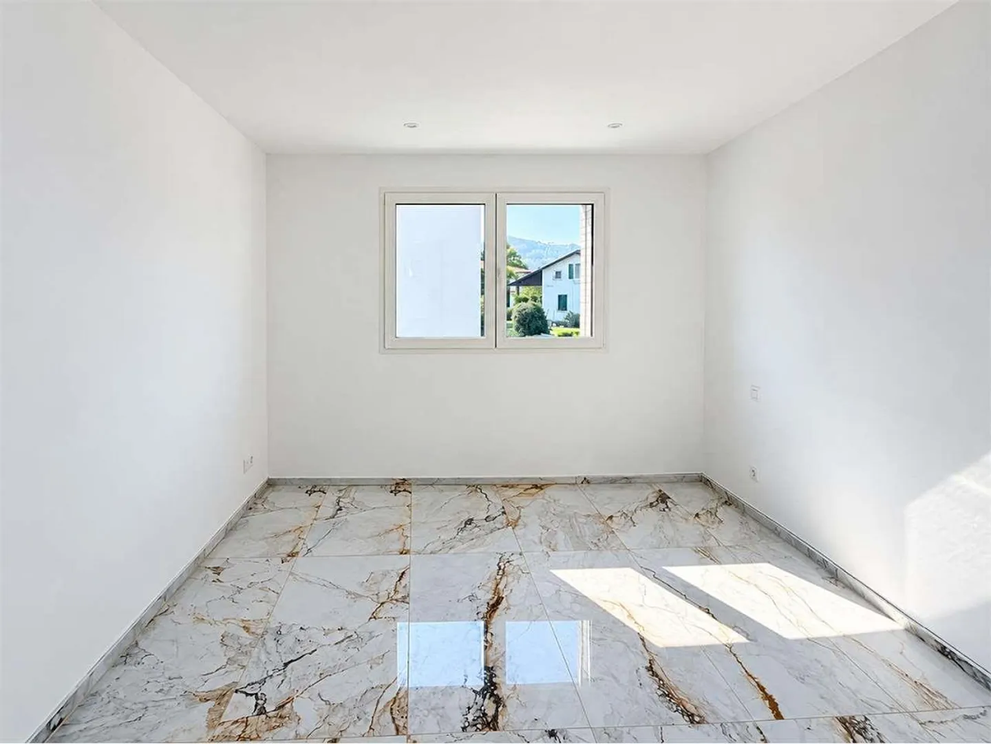 Appartement moderne de 3,5 pièces à louer dans un quartier résidentiel - Photo 4 sur 8