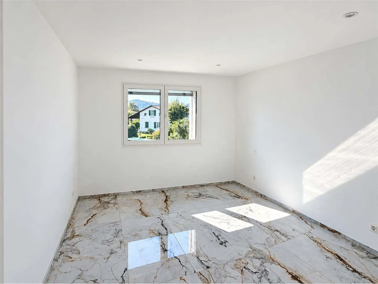 Appartement moderne de 3,5 pièces à louer dans un quartier résidentiel - Photo 6 sur 8