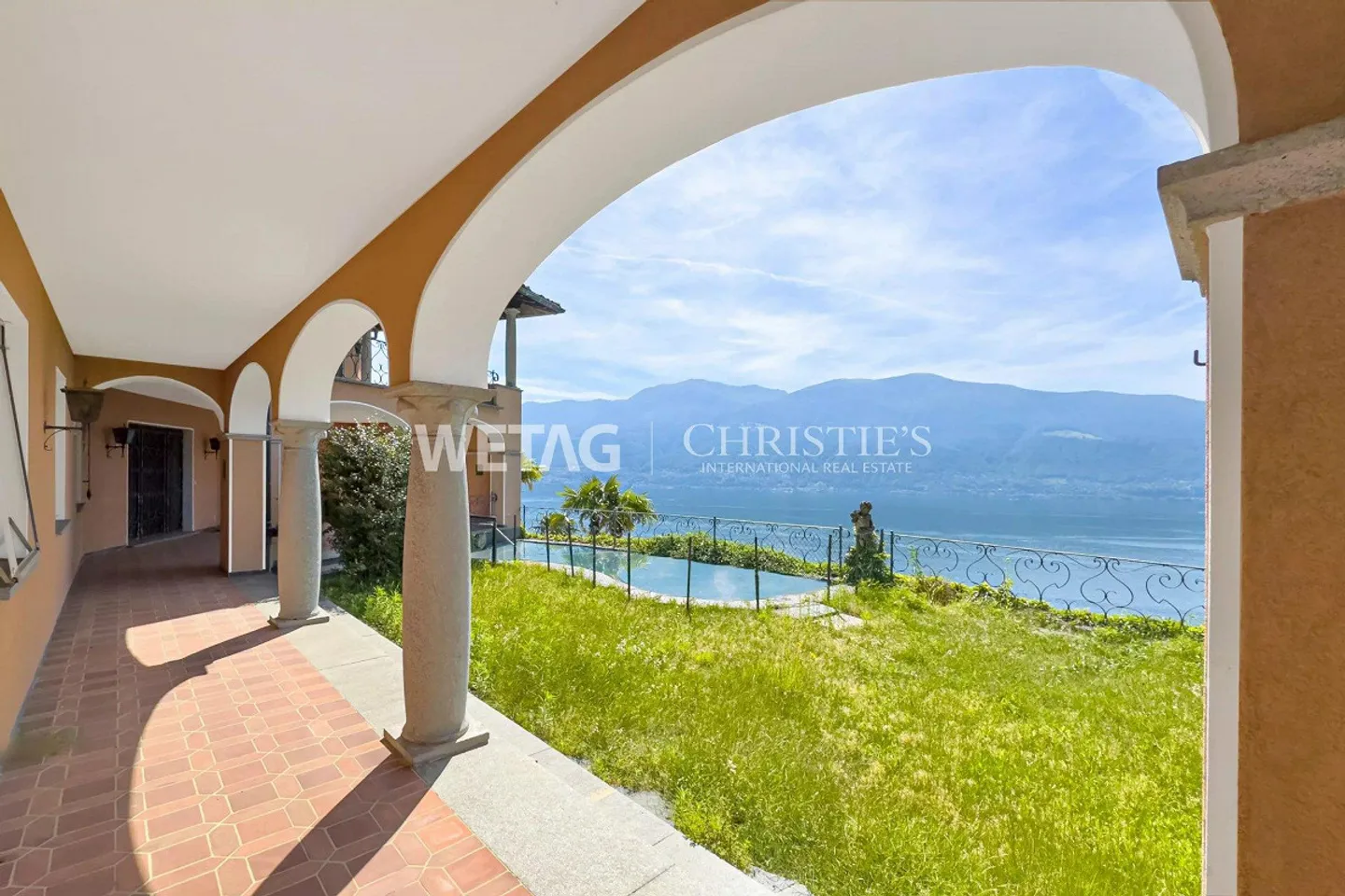 Mediterranean Villa with Large Garden, Outdoor Pool & Panoramic Views for Sale in Ronco sopra Ascona - Photo 11 of 13