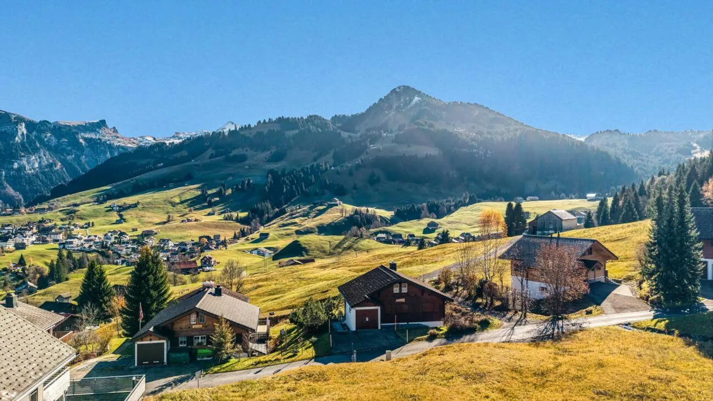 Chalet moderno con costruzione sostenibile e panorama montano - Foto 2 di 8
