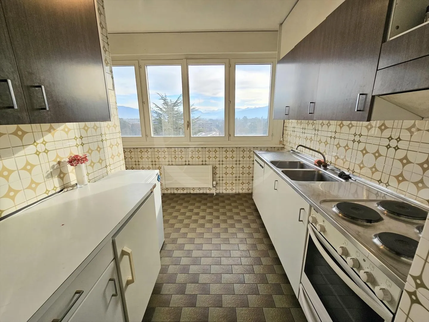 Charming Apartment in a Prestigious Residence with Breathtaking Panoramic Views - Photo 4 of 5