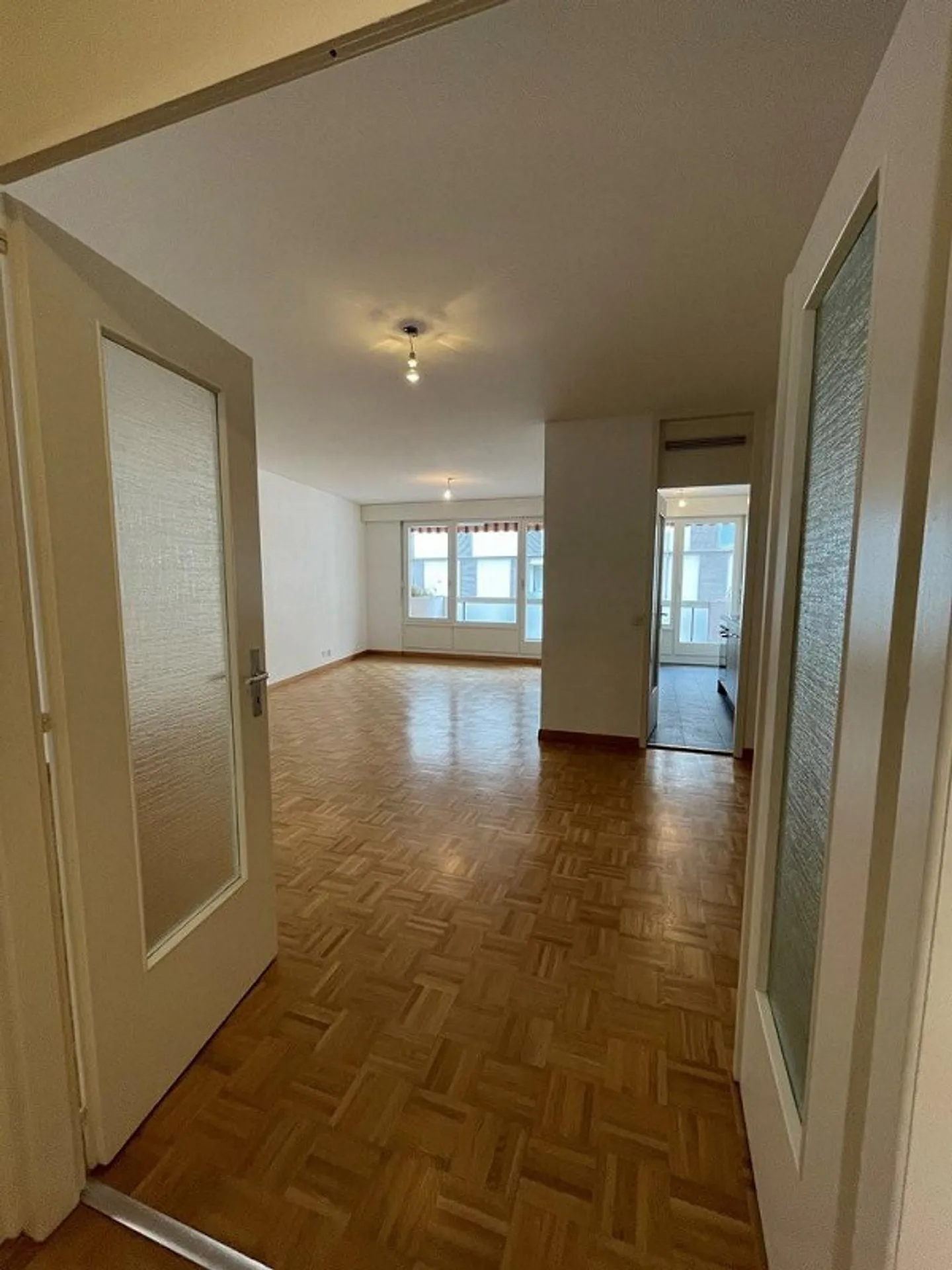 Near Jonction: 4 rooms with balcony - Photo 6 of 12