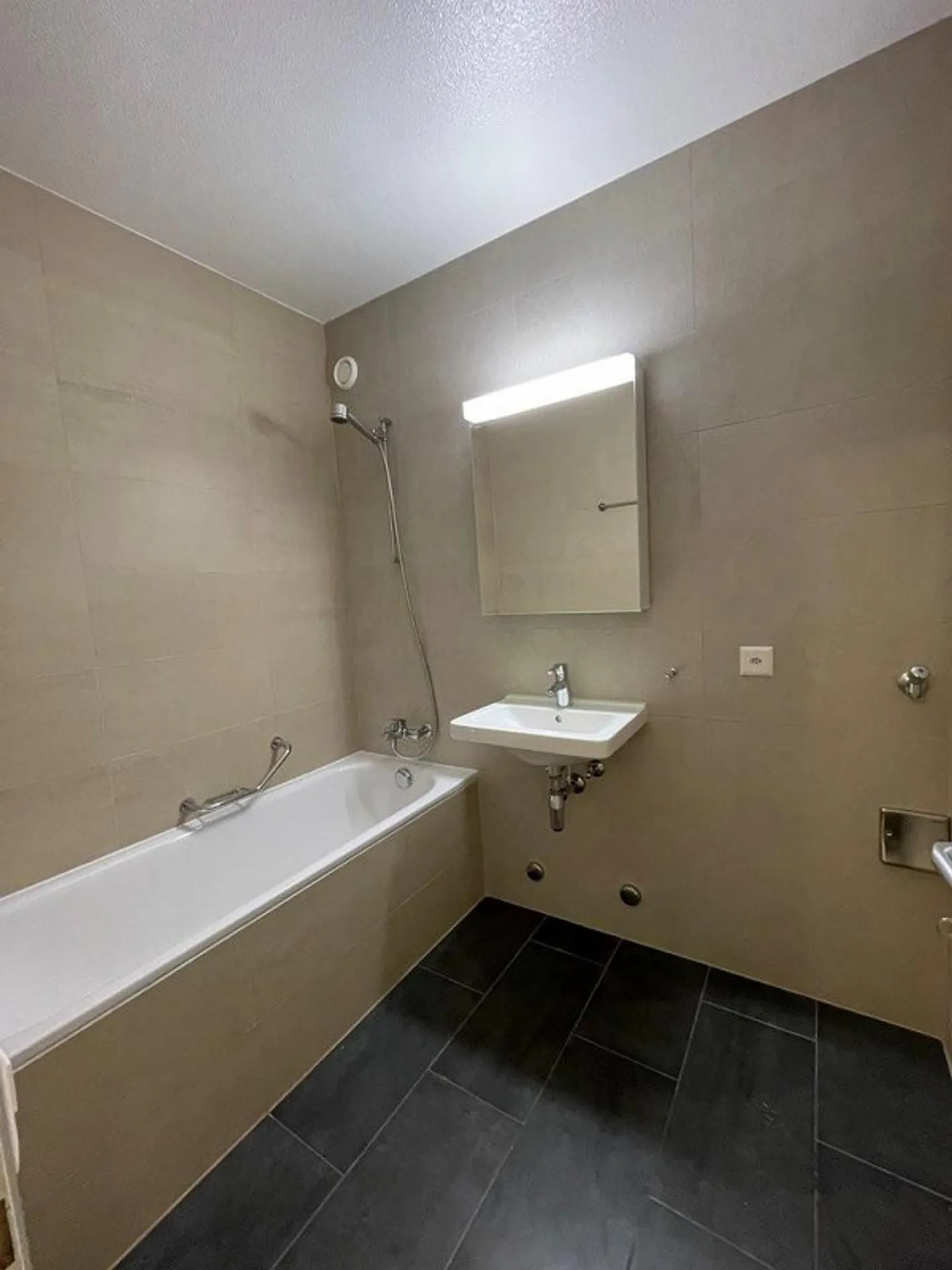 Near Jonction: 4 rooms with balcony - Photo 10 of 12