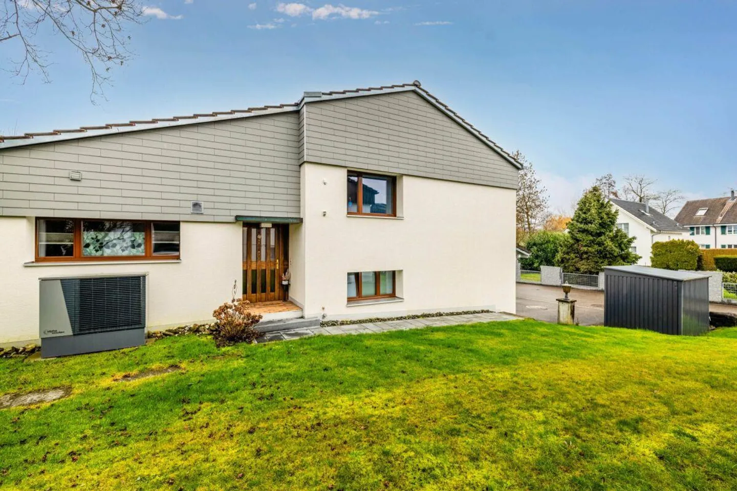 VILLA INDIPENDENTE MODERNIZZATA DI 6,5 STANZE IN UNA POSIZIONE TRANQUILLA - ADATTA PER FAMIGLIE, CON GIARDINO BEN CURATO E VICINO A SCUOLE - Foto 2 di 11