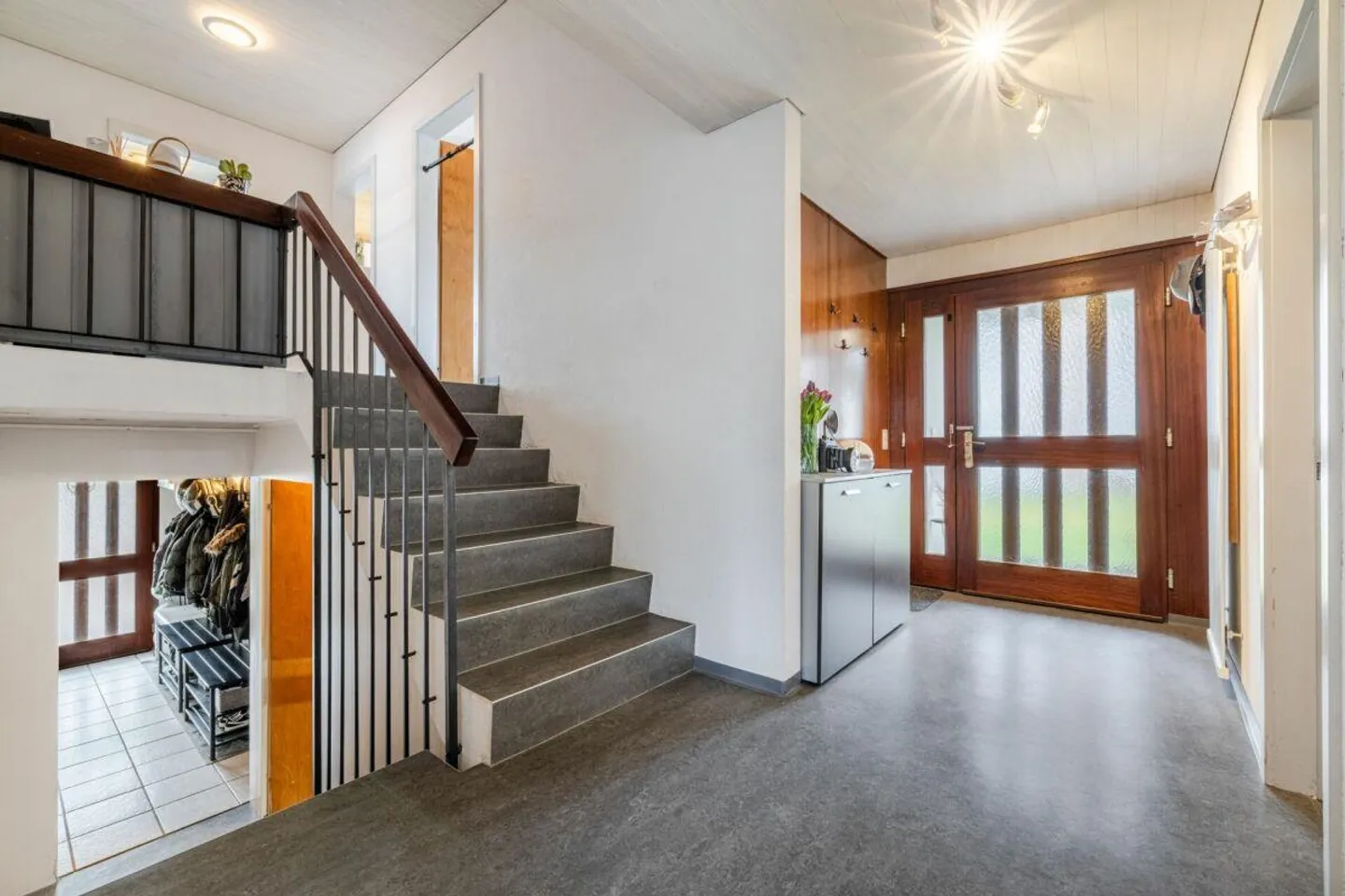 VILLA INDIPENDENTE MODERNIZZATA DI 6,5 STANZE IN UNA POSIZIONE TRANQUILLA - ADATTA PER FAMIGLIE, CON GIARDINO BEN CURATO E VICINO A SCUOLE - Foto 3 di 11