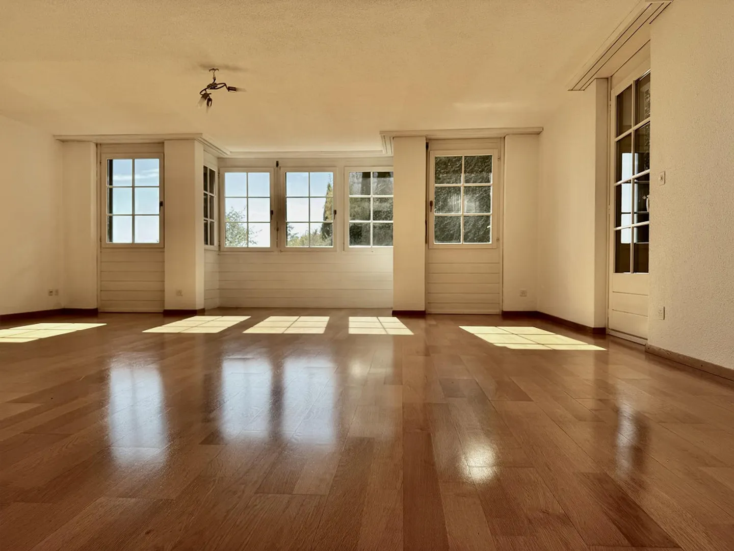 Unique residential house in elevated location - Photo 3 of 25