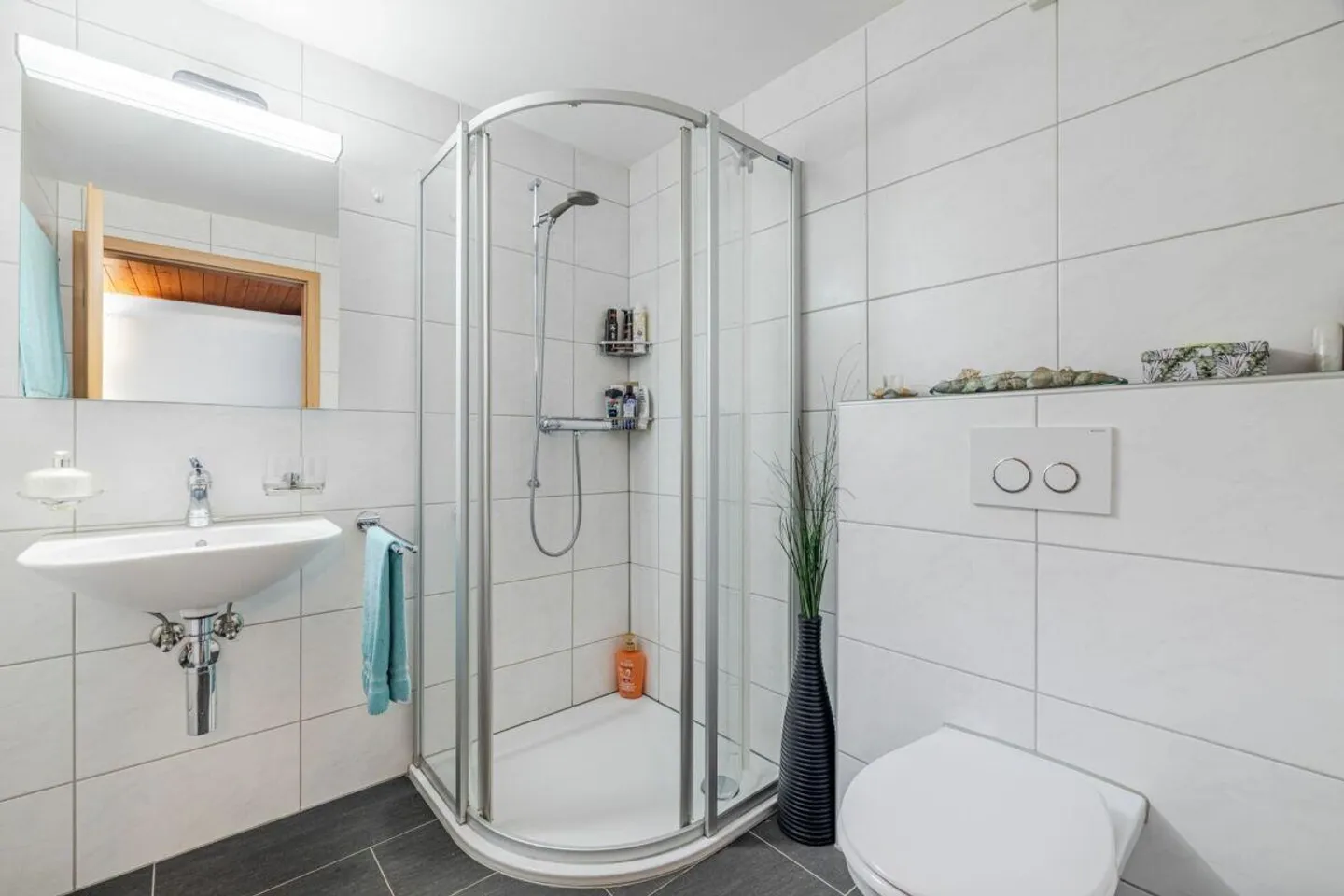 VILLA INDIPENDENTE MODERNIZZATA DI 6,5 STANZE IN UNA POSIZIONE TRANQUILLA - ADATTA PER FAMIGLIE, CON GIARDINO BEN CURATO E VICINO A SCUOLE - Foto 7 di 11