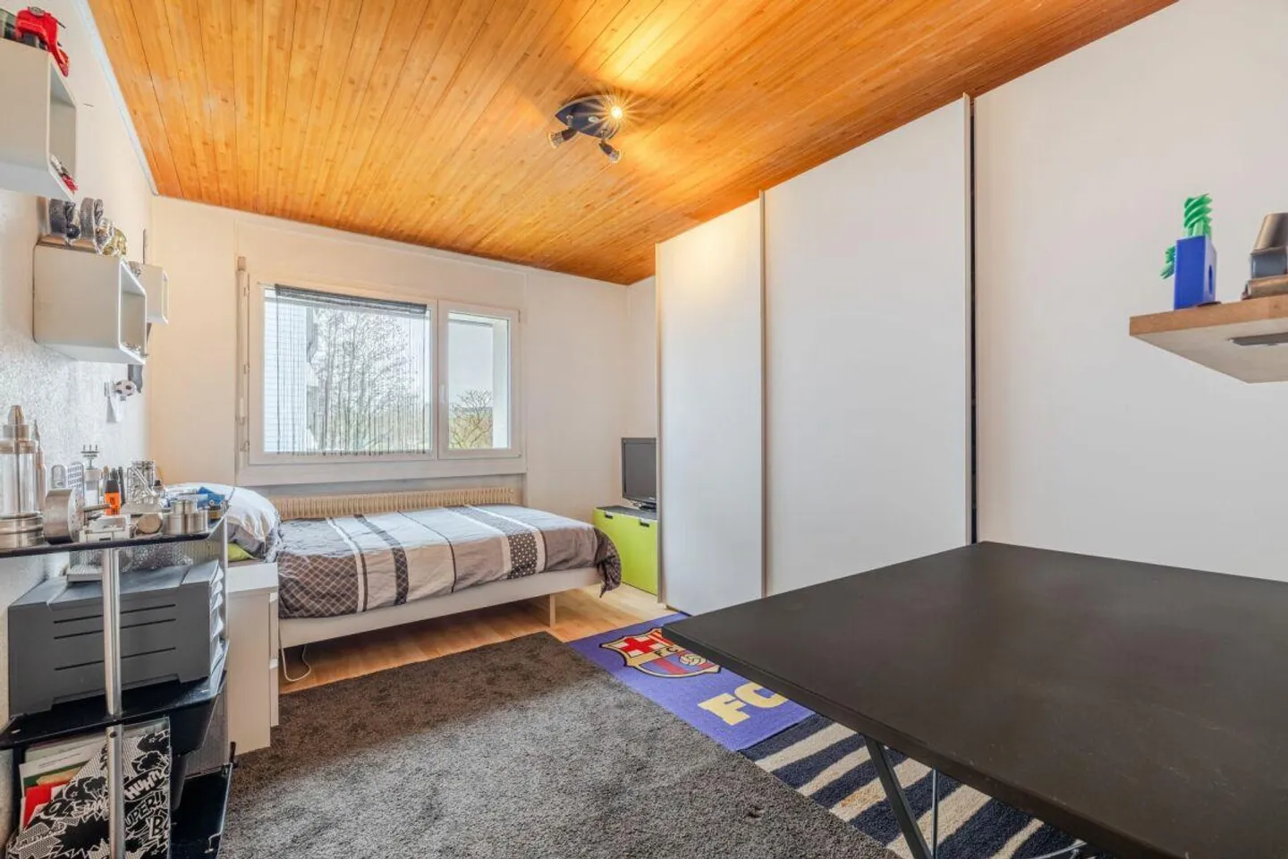 VILLA INDIPENDENTE MODERNIZZATA DI 6,5 STANZE IN UNA POSIZIONE TRANQUILLA - ADATTA PER FAMIGLIE, CON GIARDINO BEN CURATO E VICINO A SCUOLE - Foto 8 di 11