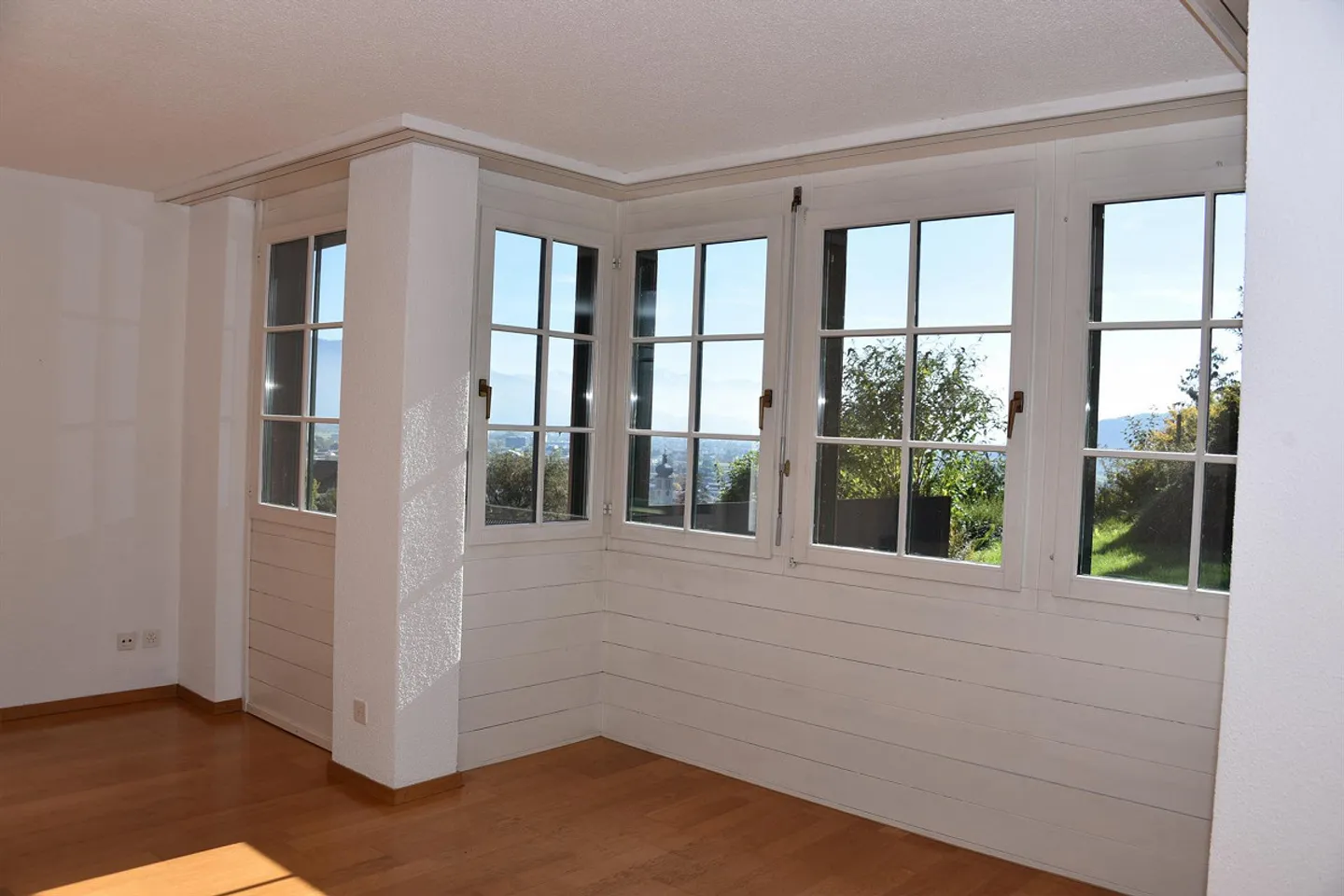 Unique residential house in elevated location - Photo 4 of 25