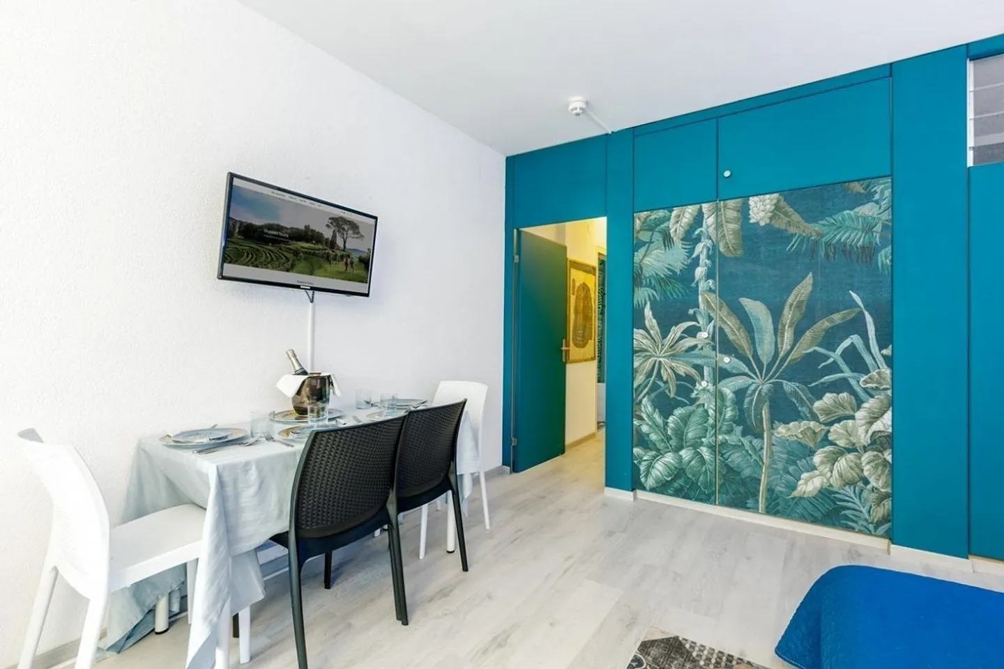 Practical Two-Room Apartment in Residence with Pool in Bissone - Photo 1 of 9