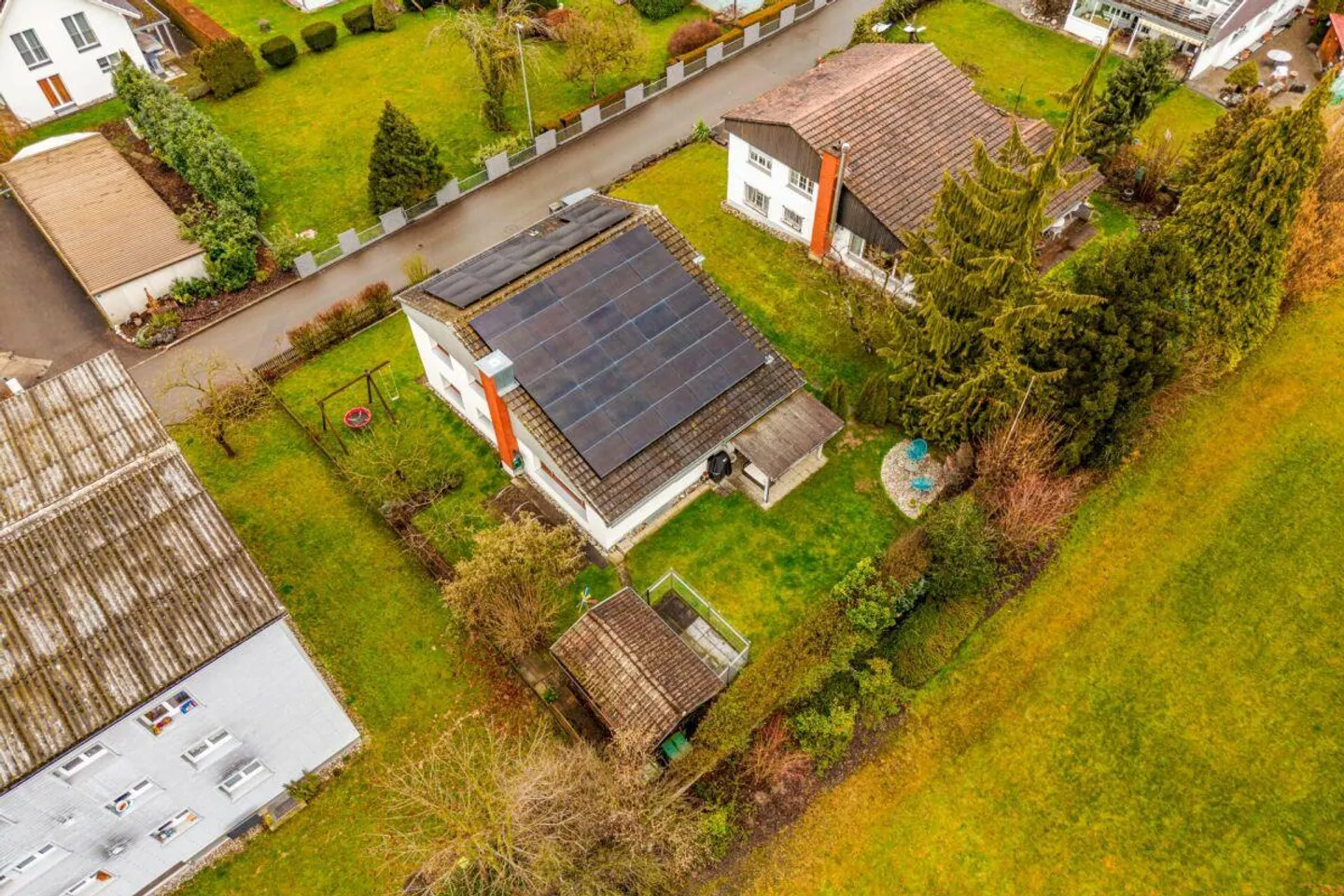 VILLA INDIPENDENTE MODERNIZZATA DI 6,5 STANZE IN UNA POSIZIONE TRANQUILLA - ADATTA PER FAMIGLIE, CON GIARDINO BEN CURATO E VICINO A SCUOLE - Foto 10 di 11