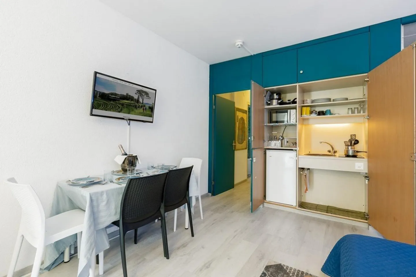 Practical Two-Room Apartment in Residence with Pool in Bissone - Photo 5 of 9