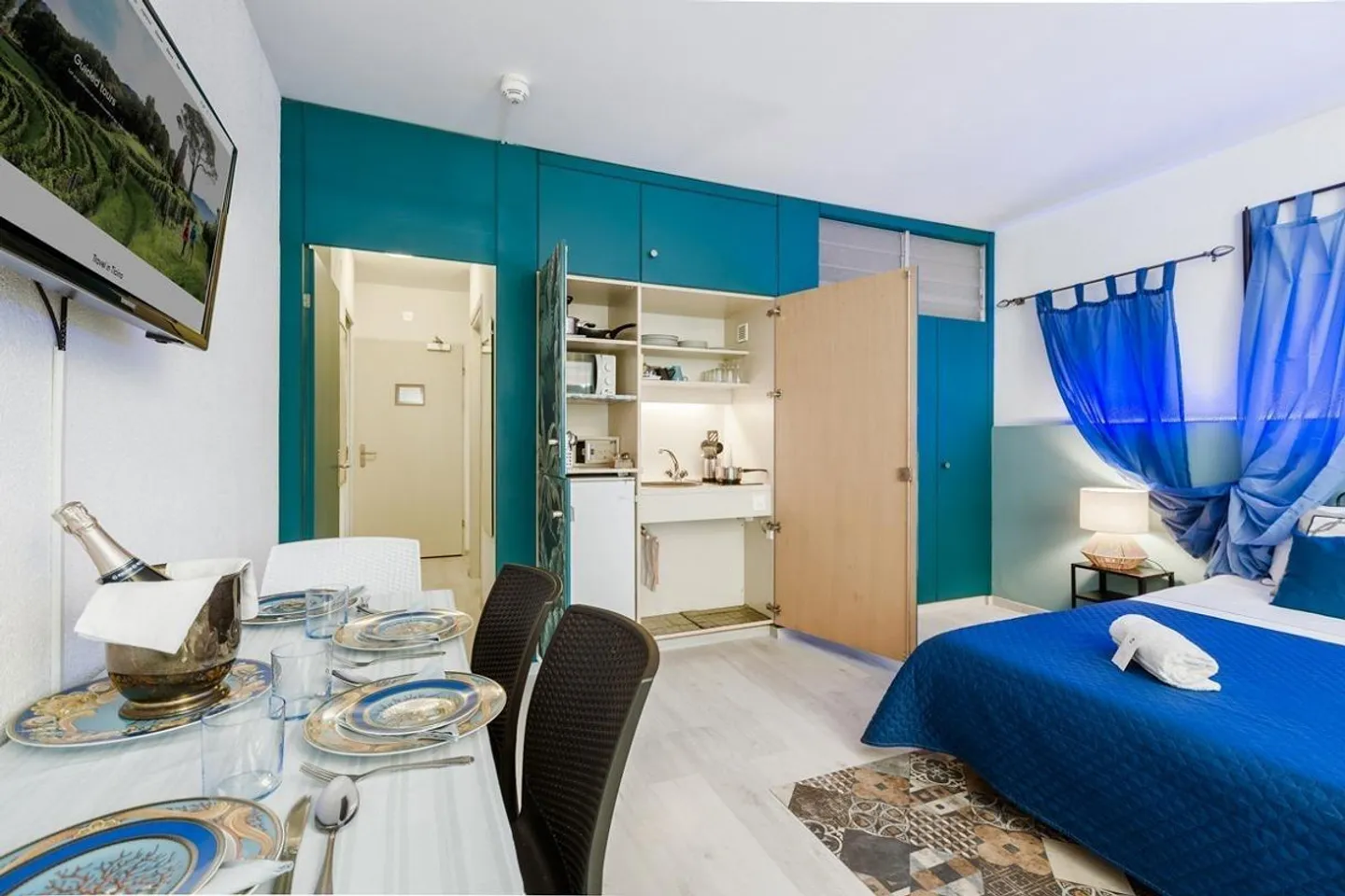Practical Two-Room Apartment in Residence with Pool in Bissone - Photo 2 of 9