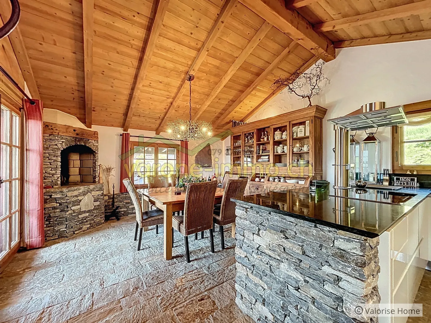 À Vendre - Charmant Chalet de 6 Pièces avec Piscine à Savièse - Photo 5 sur 17