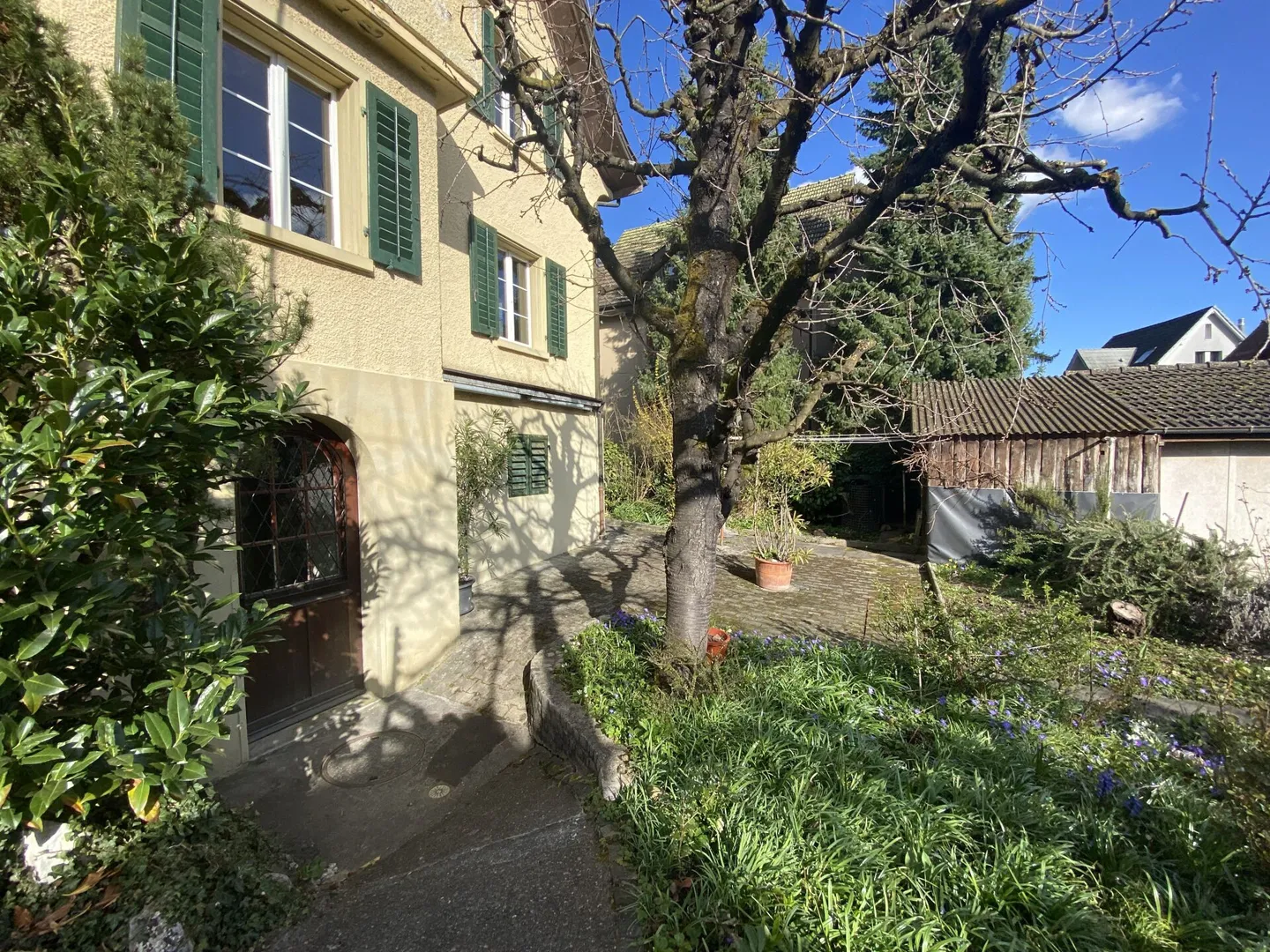 Single-family house with seating areas, balcony, garage - Photo 2 of 13