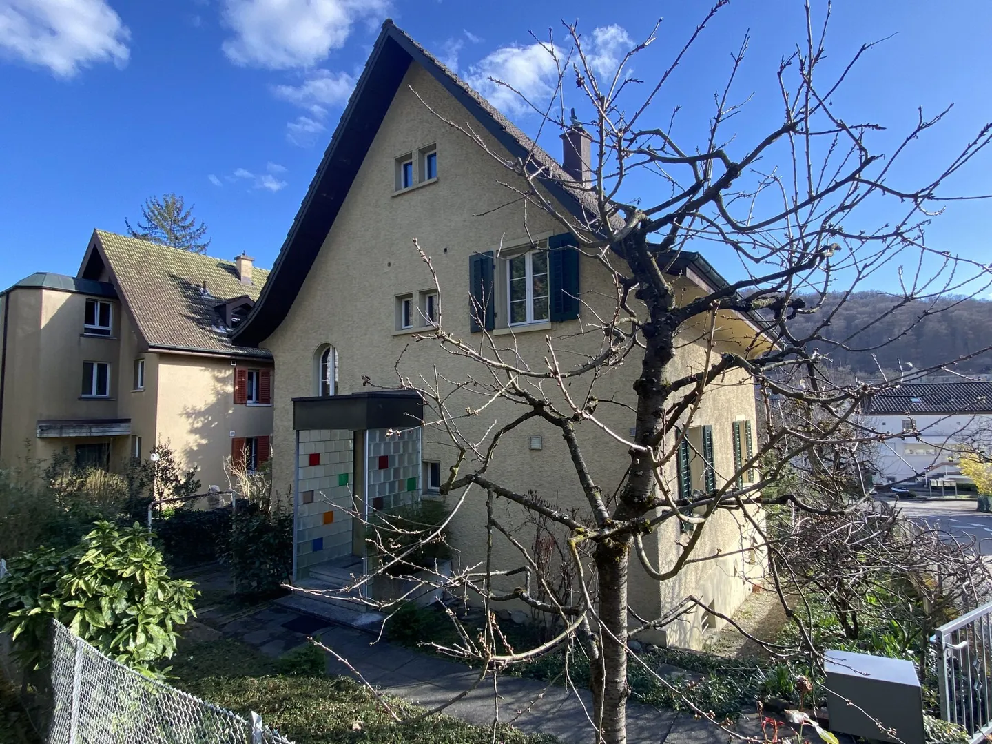 Single-family house with seating areas, balcony, garage - Photo 3 of 13