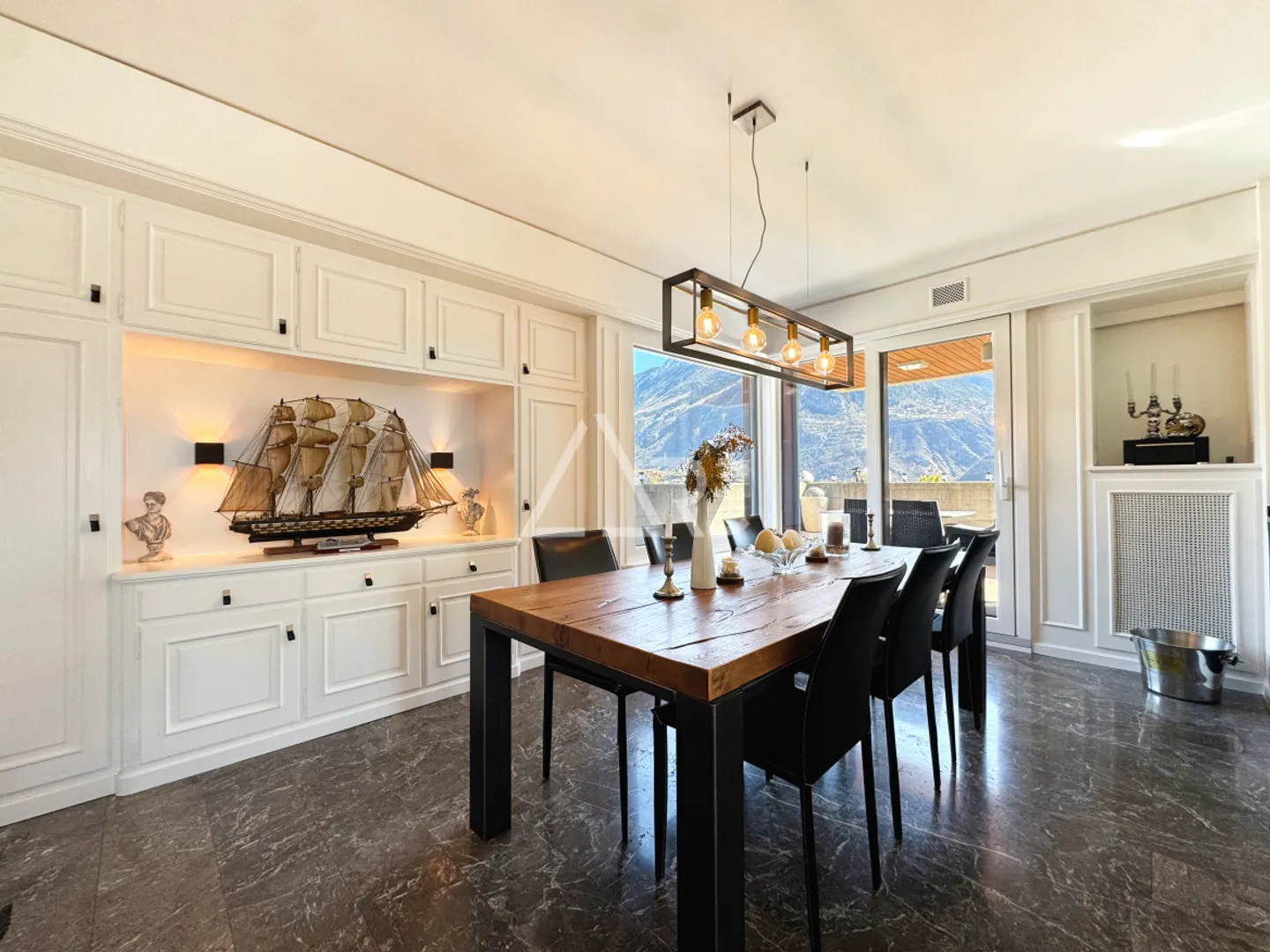 DUPLEX D'UNE BEAUTÉ EXTRAORDINAIRE AVEC 8,5 CHAMBRES, ASCENSEURS PRIVÉS ET VUE PANORAMIQUE À SIERRE - Photo 1 sur 12