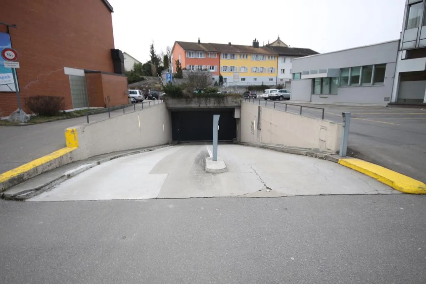 Place de parking souterrain - bon marché. Central à Gossau - Photo 1 sur 3