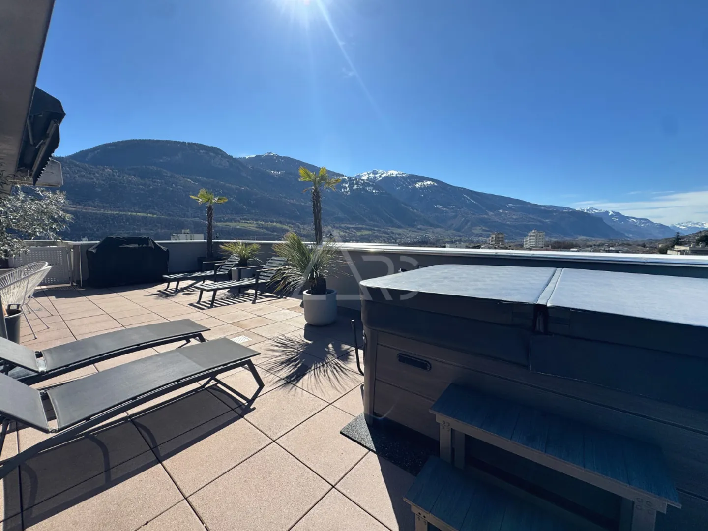 DUPLEX D'UNE BEAUTÉ EXTRAORDINAIRE AVEC 8,5 CHAMBRES, ASCENSEURS PRIVÉS ET VUE PANORAMIQUE À SIERRE - Photo 2 sur 12